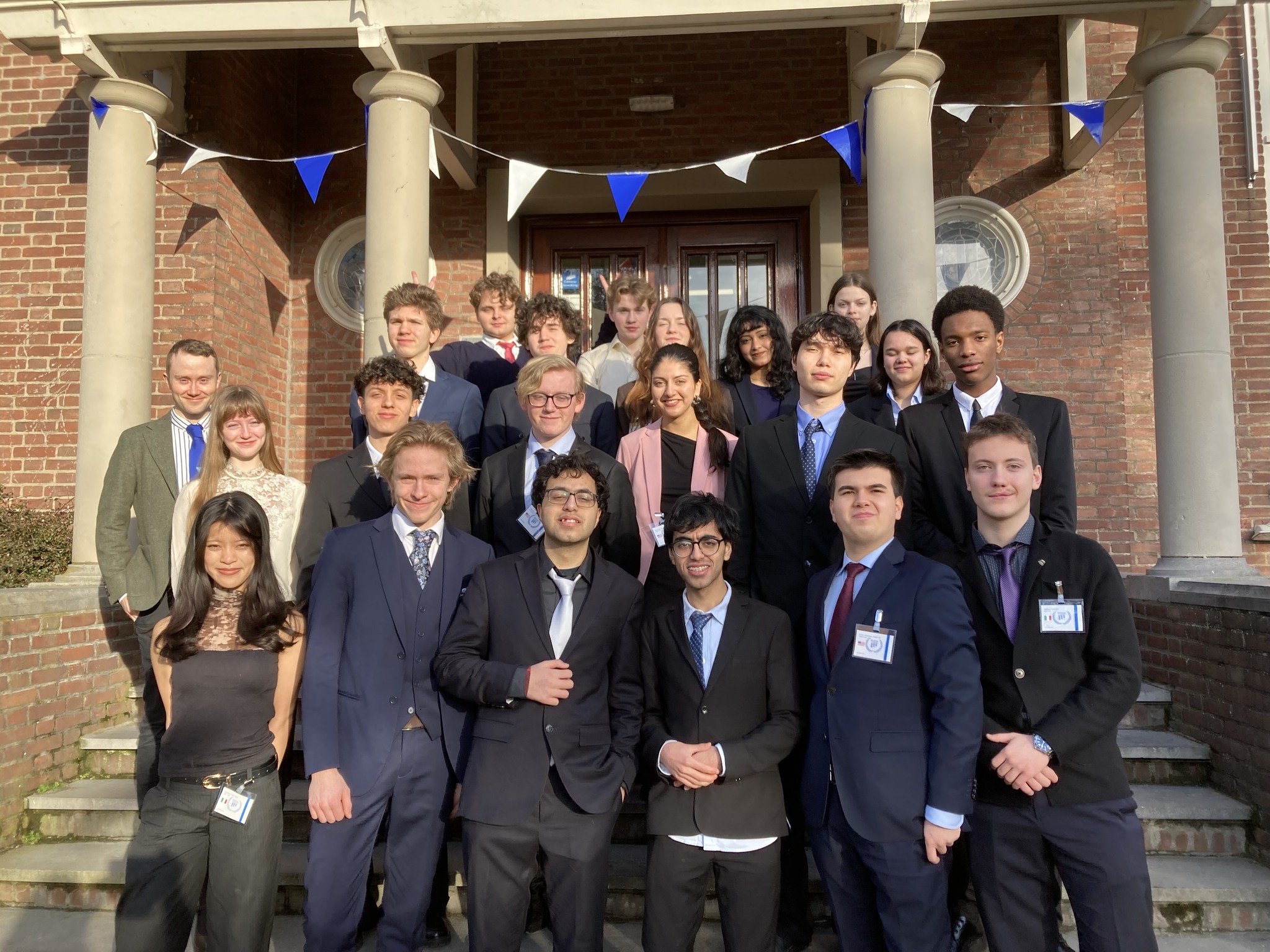 en gruppe mennesker som poserer for et bilde