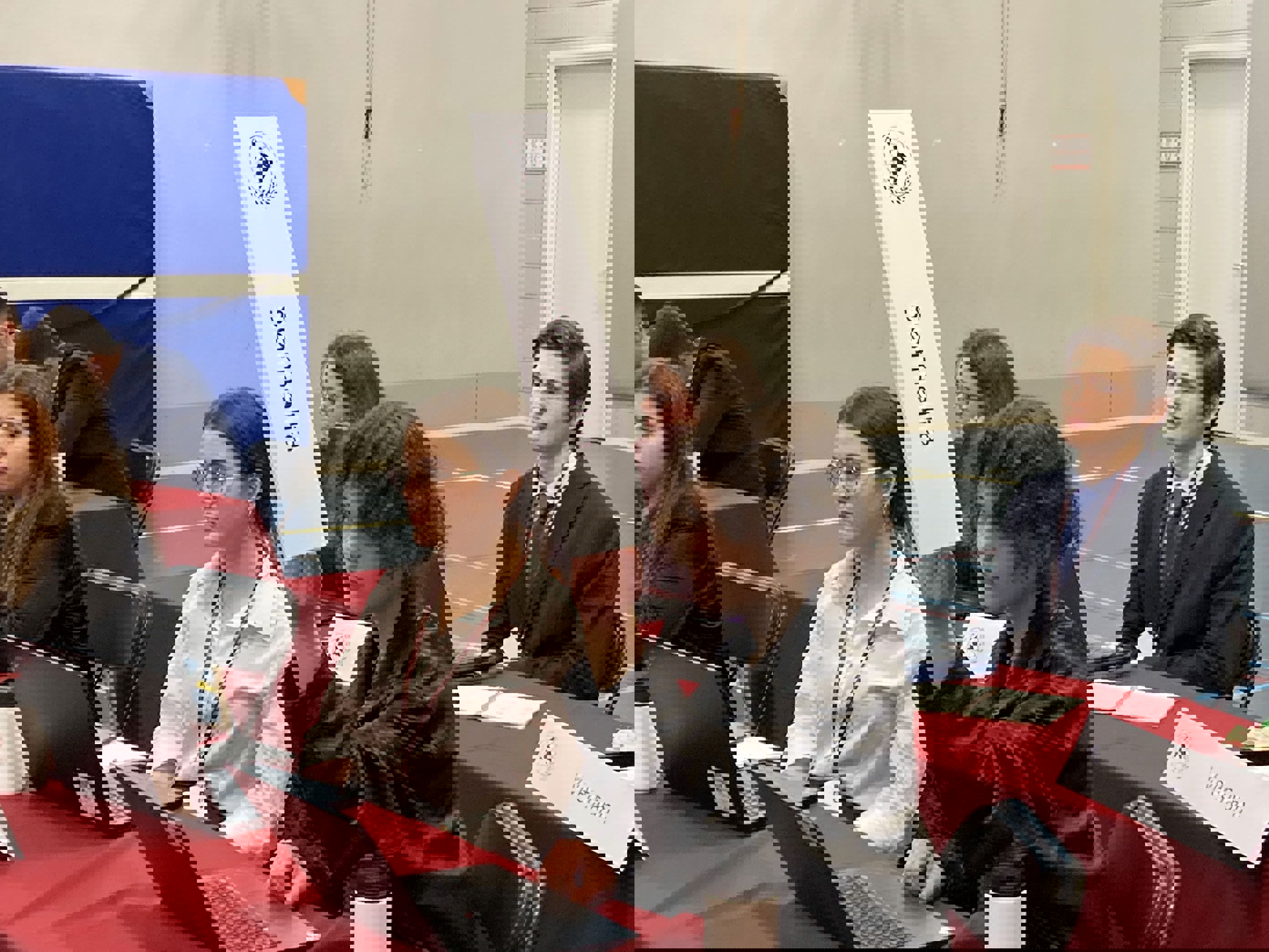 Foto: Julia Kagge En gruppe mennesker som sitter ved et bord med bærbare datamaskiner