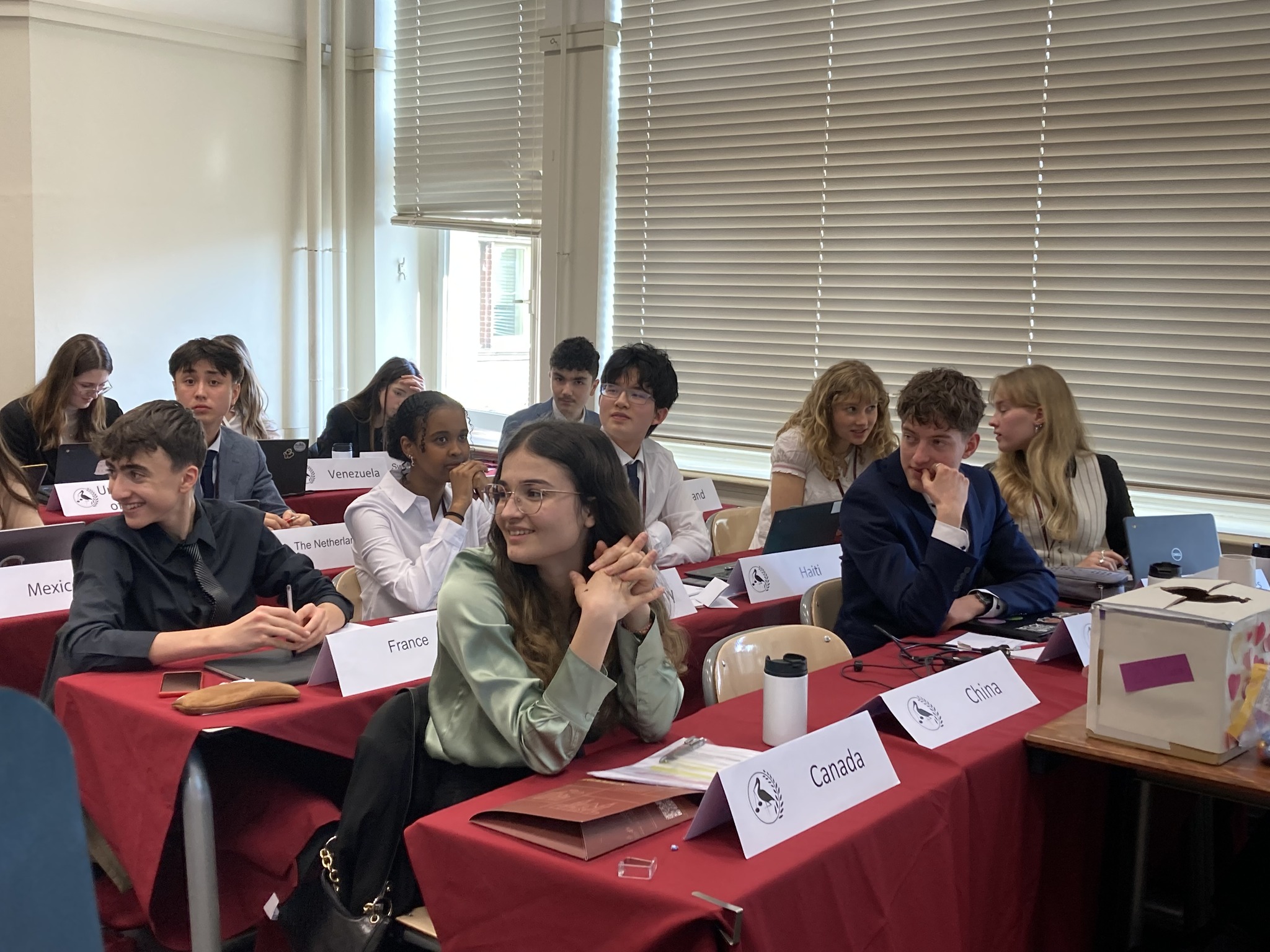 Julia Kagge en gruppe mennesker som sitter ved et bord