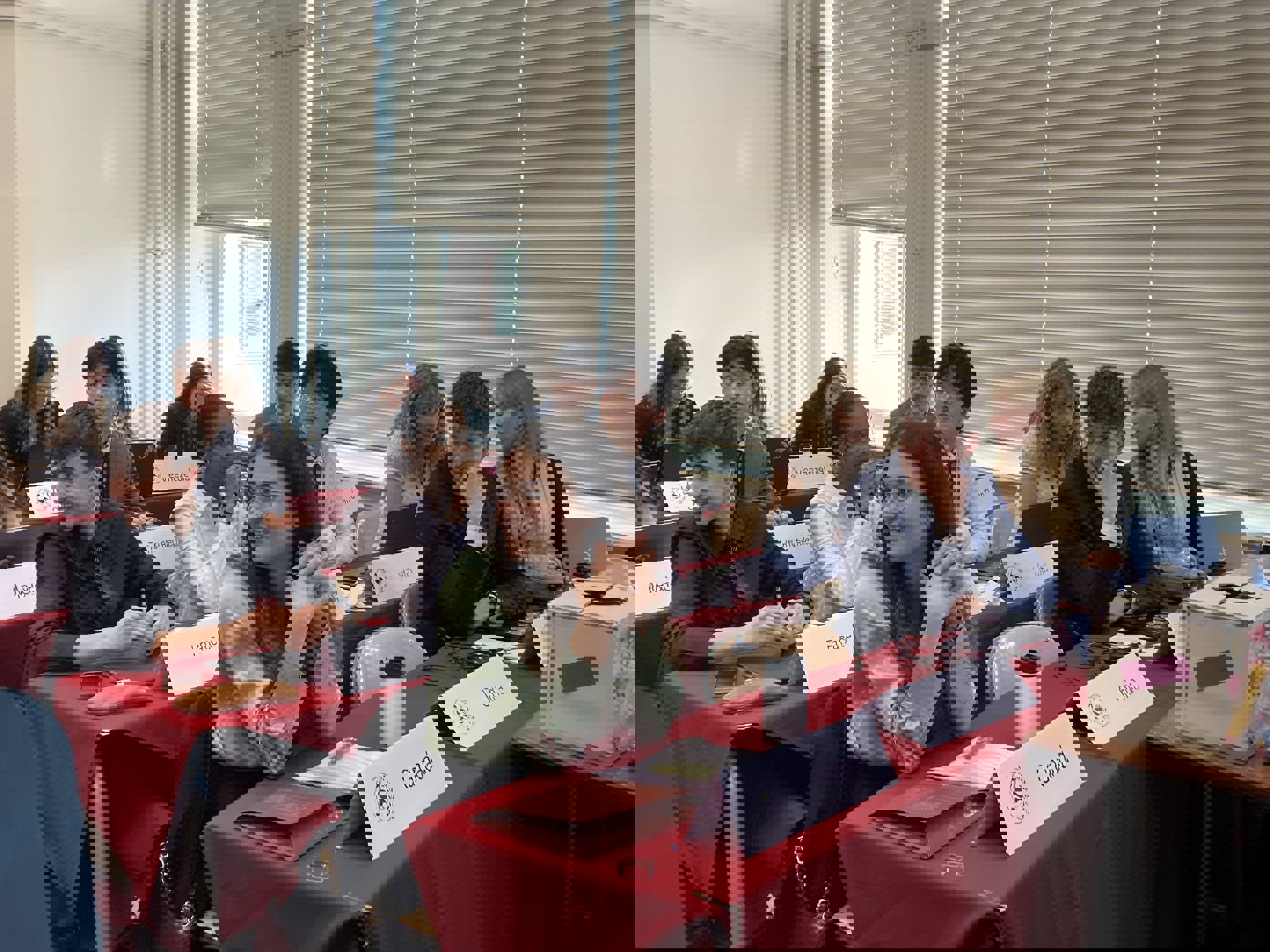 Foto: Julia Kagge en gruppe mennesker som sitter ved et bord