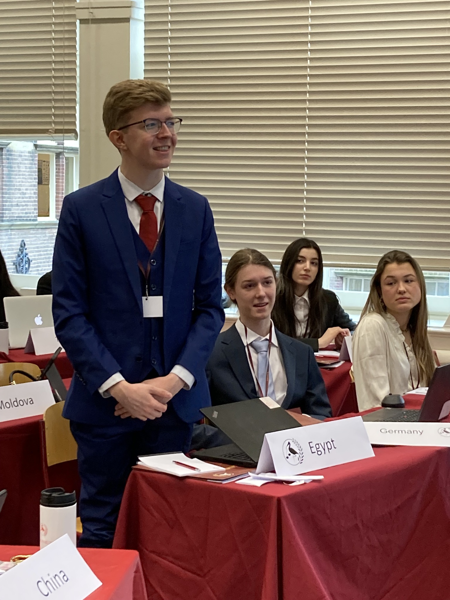 Julia Kagge en person som står foran et bord med folk som sitter ved det