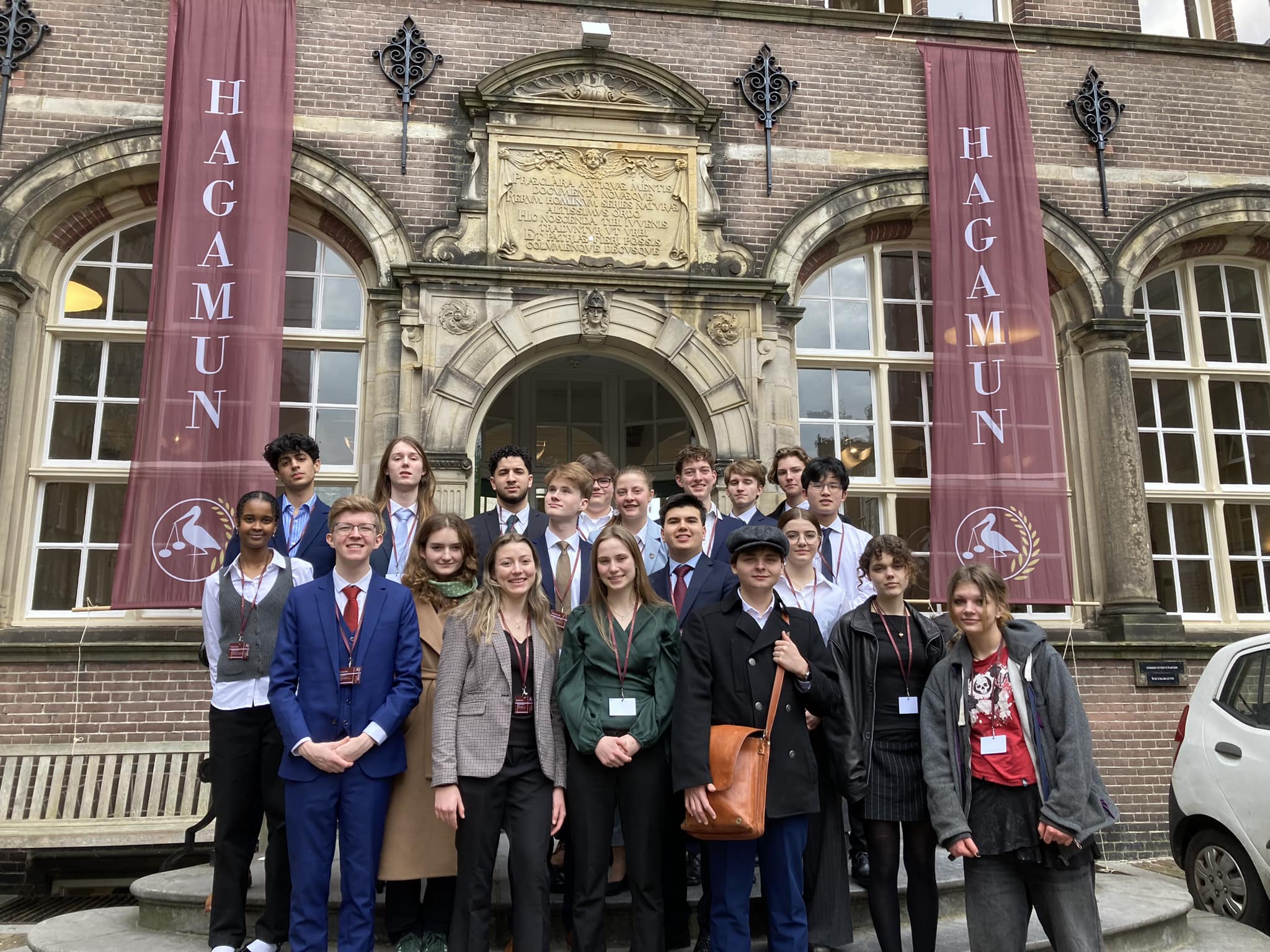 Julia Kagge En gruppe mennesker som poserer for et bilde foran en bygning