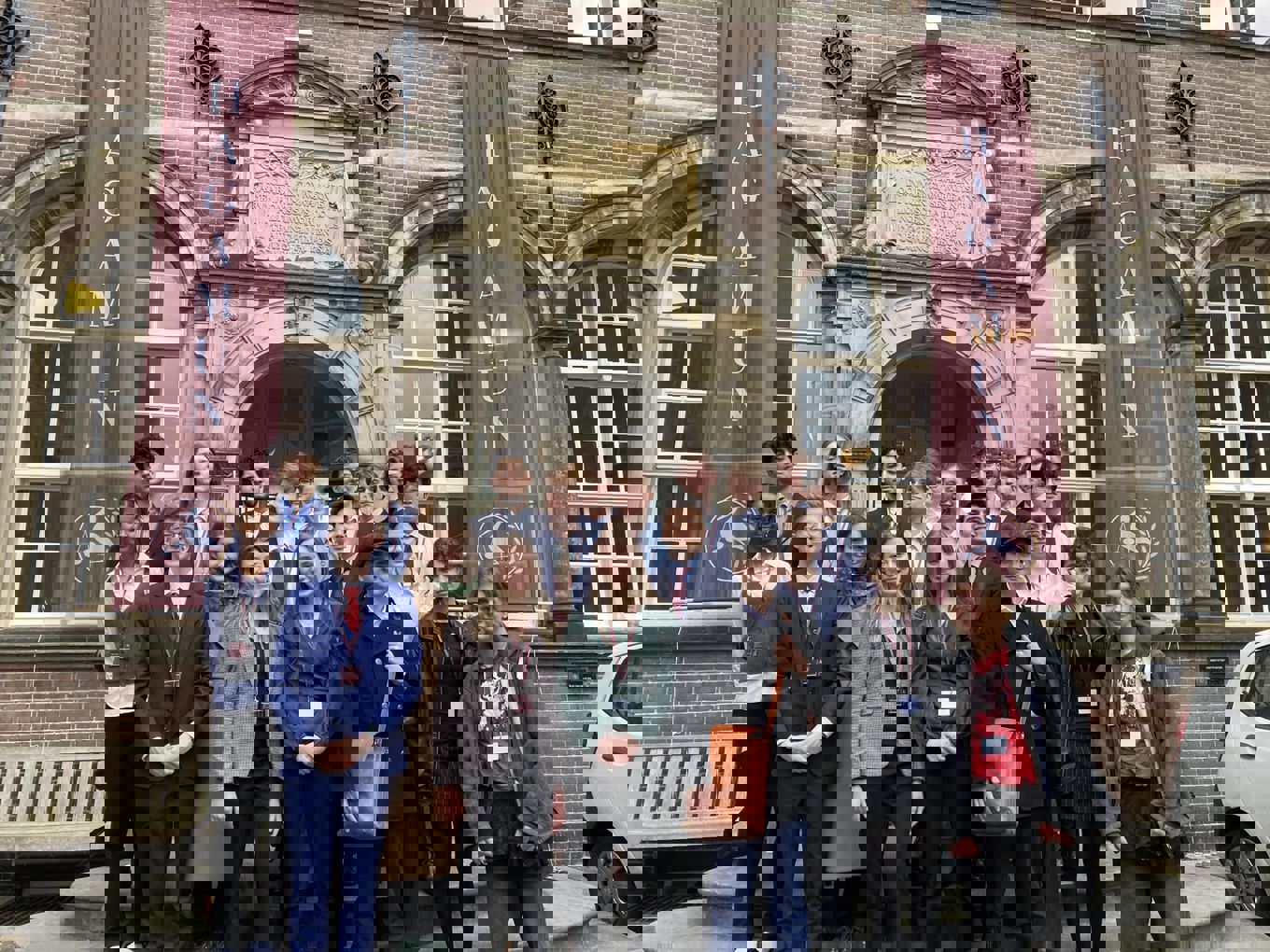 Foto: Julia Kagge En gruppe mennesker som poserer for et bilde foran en bygning