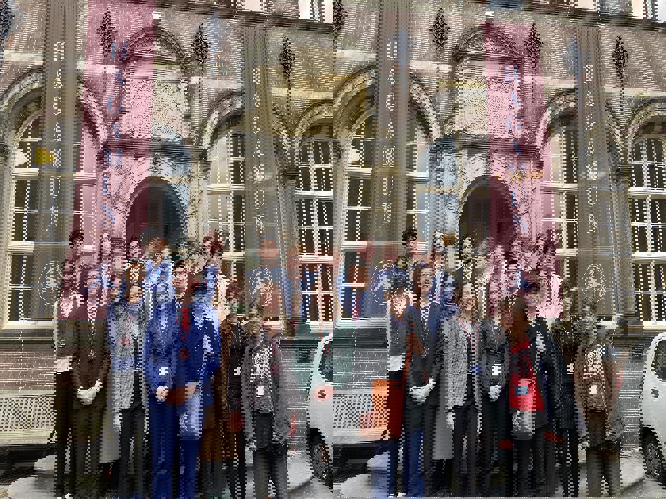 Foto: Julia Kagge En gruppe mennesker som poserer for et bilde foran en bygning