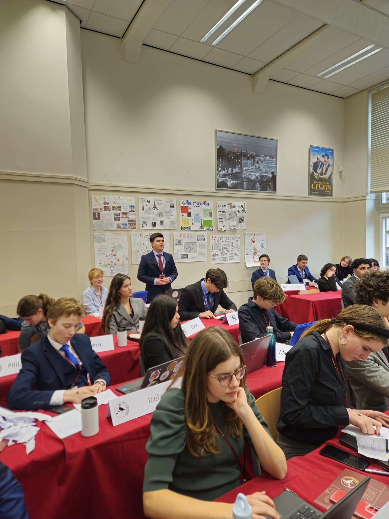 Julia Kagge en gruppe mennesker som sitter ved bordene