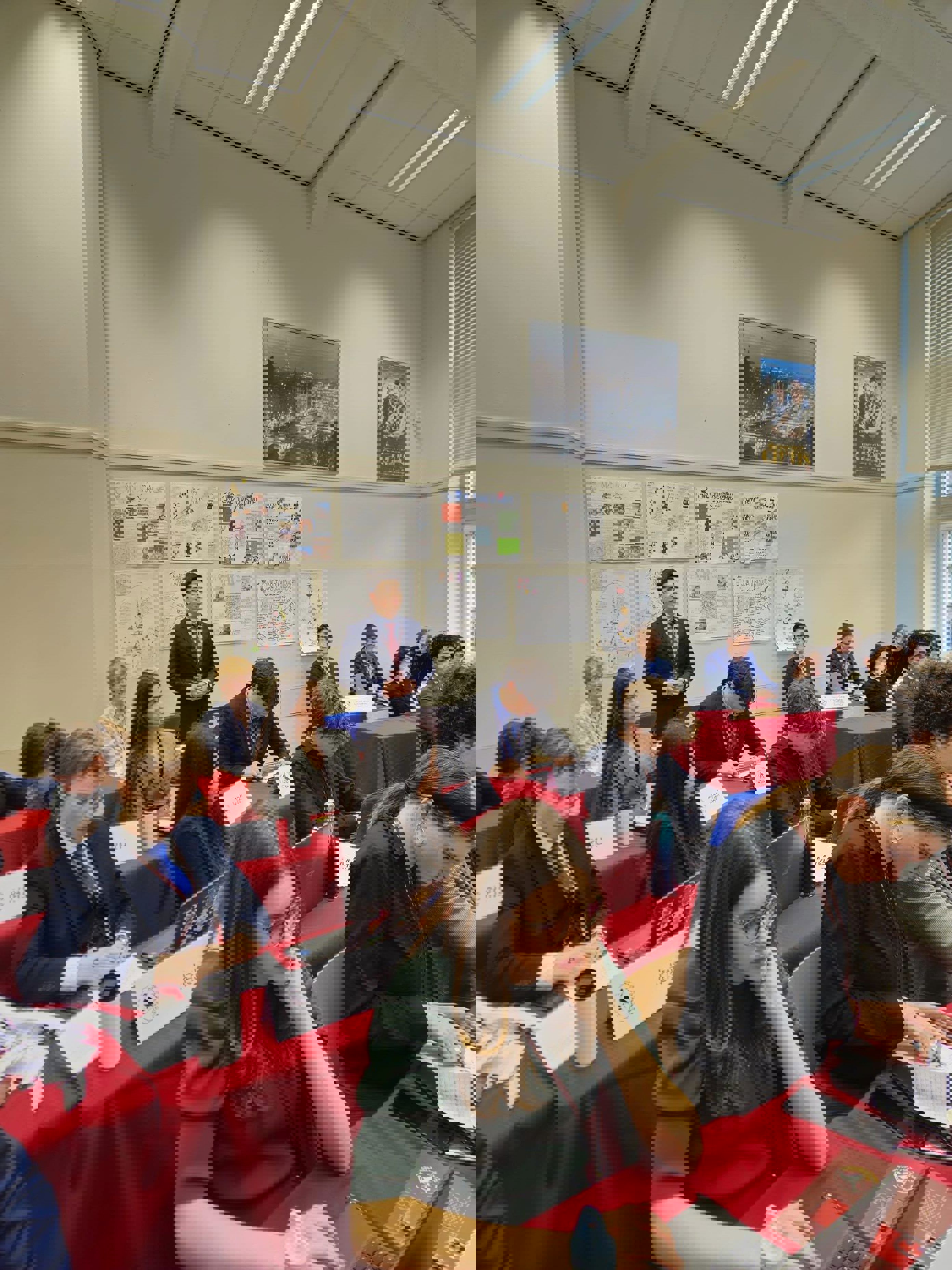 Foto: Julia Kagge en gruppe mennesker som sitter ved bordene