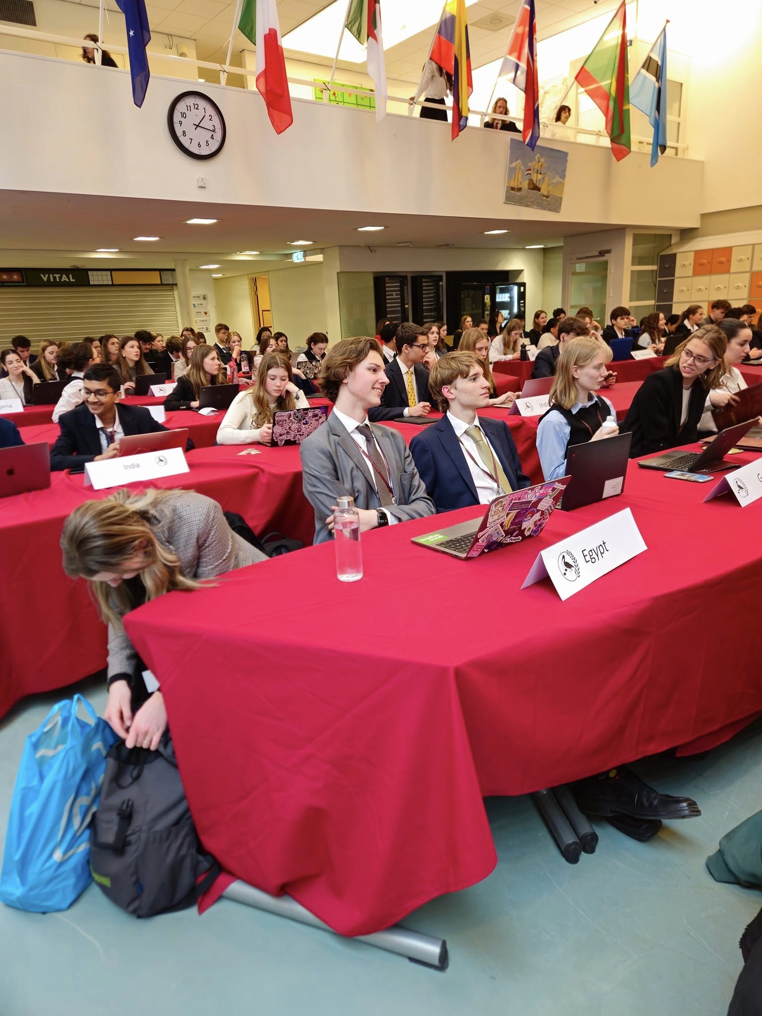 Julia Kagge en gruppe mennesker som sitter ved bordene