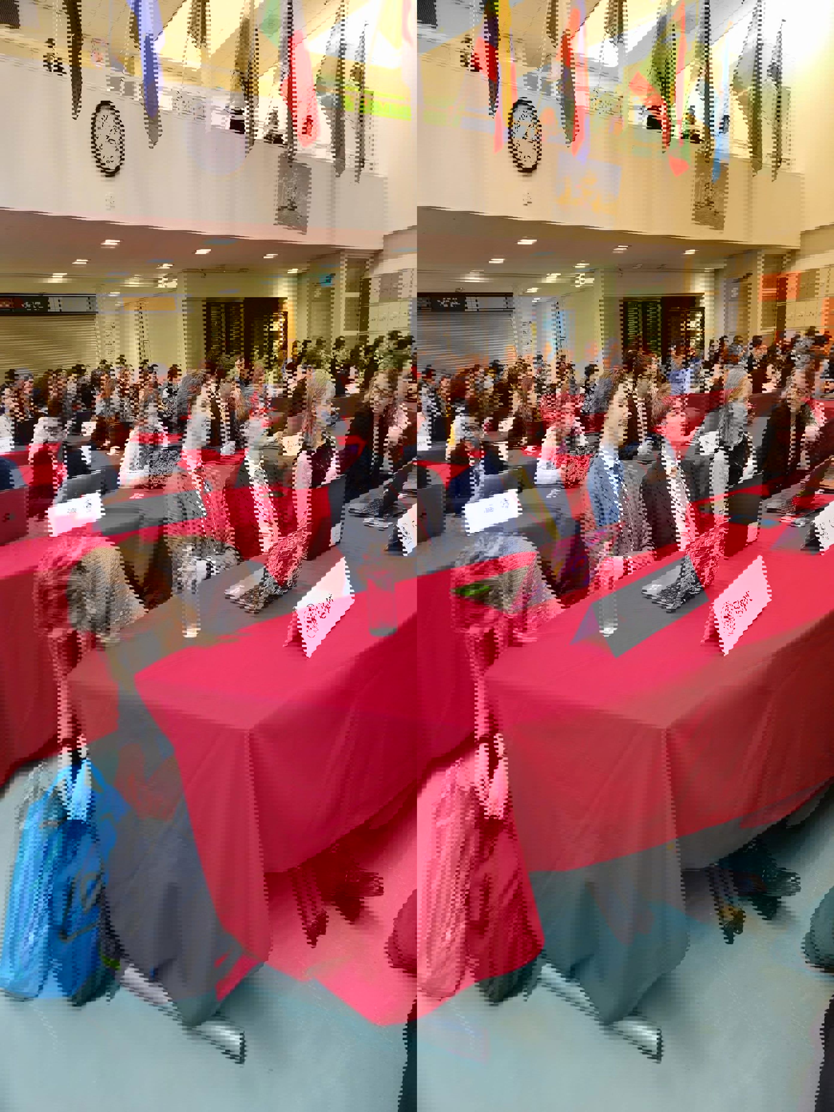 Foto: Julia Kagge en gruppe mennesker som sitter ved bordene