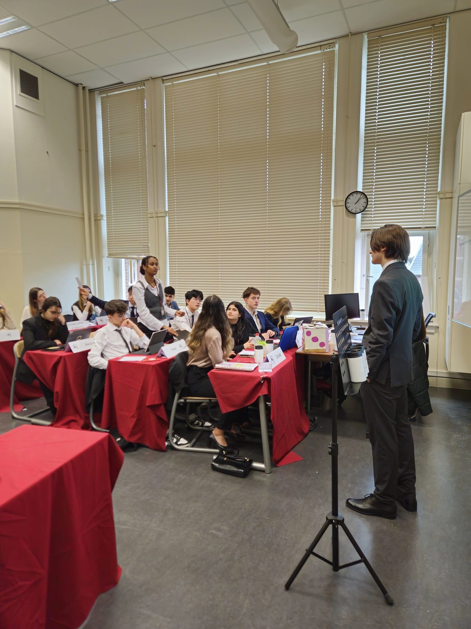 Julia Kagge en person som står foran en gruppe mennesker som sitter ved bord