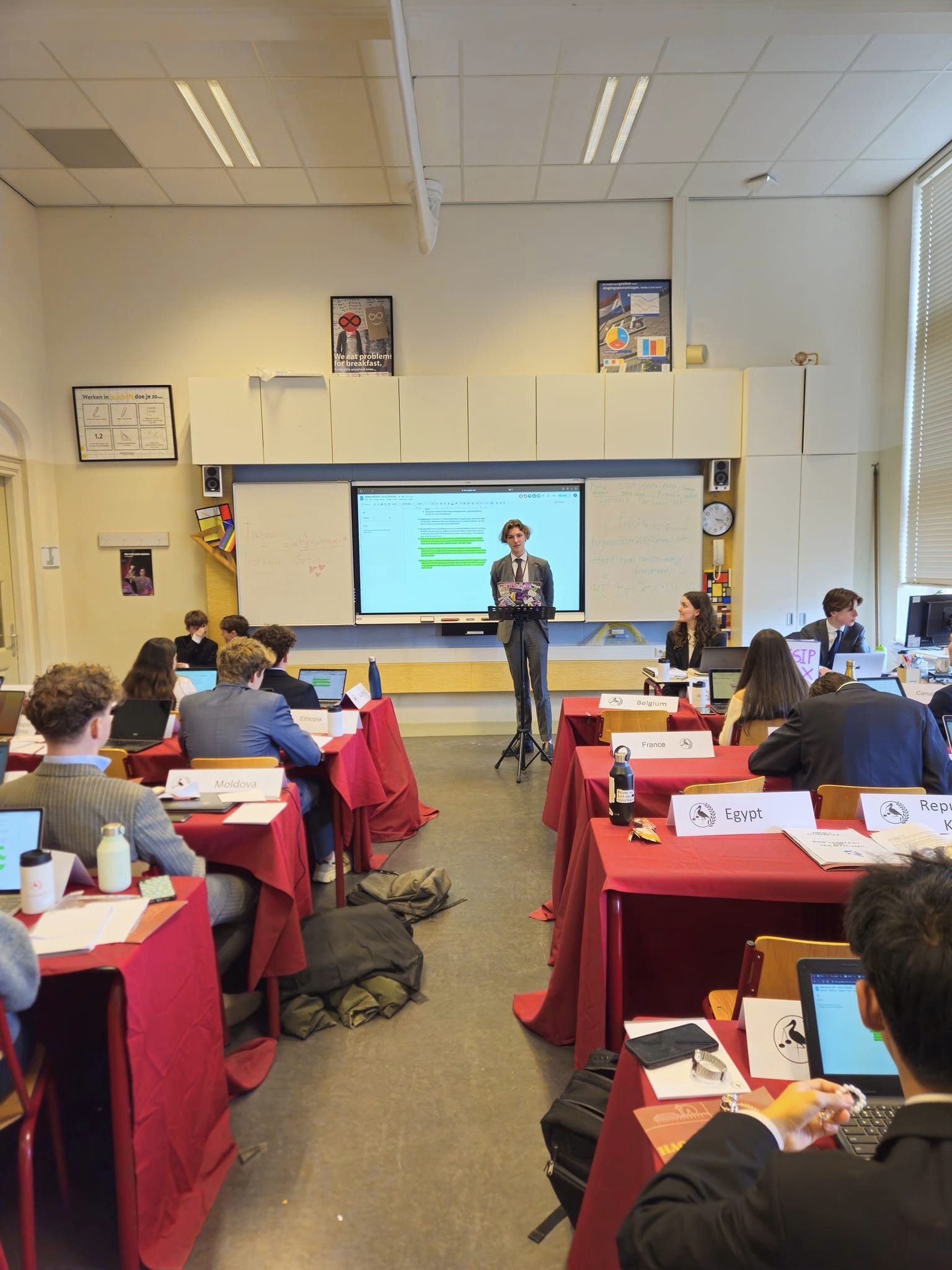 Julia Kagge En person som holder en presentasjon for en gruppe mennesker