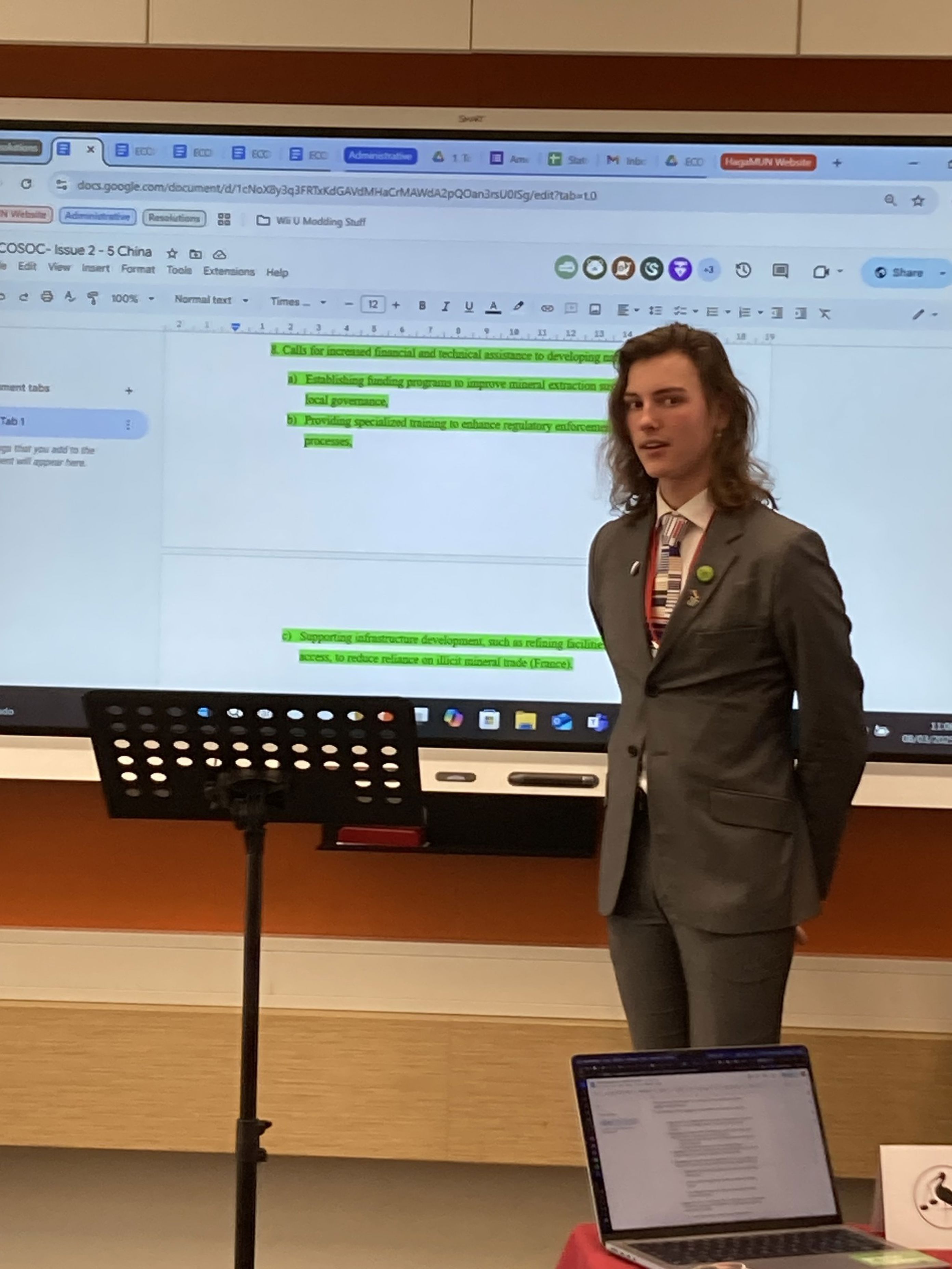 en person som står foran en dataskjerm