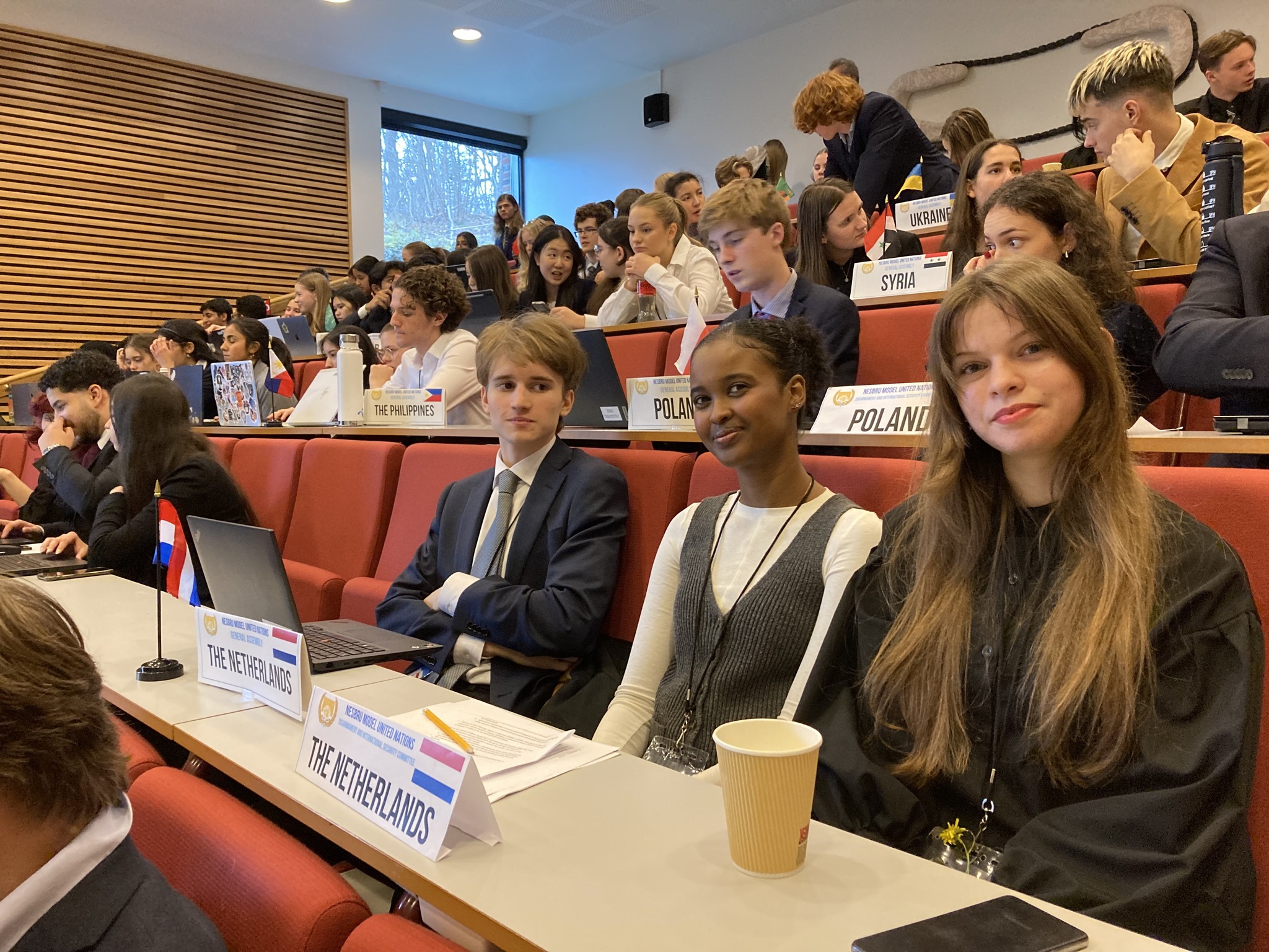 en gruppe mennesker som sitter ved bord