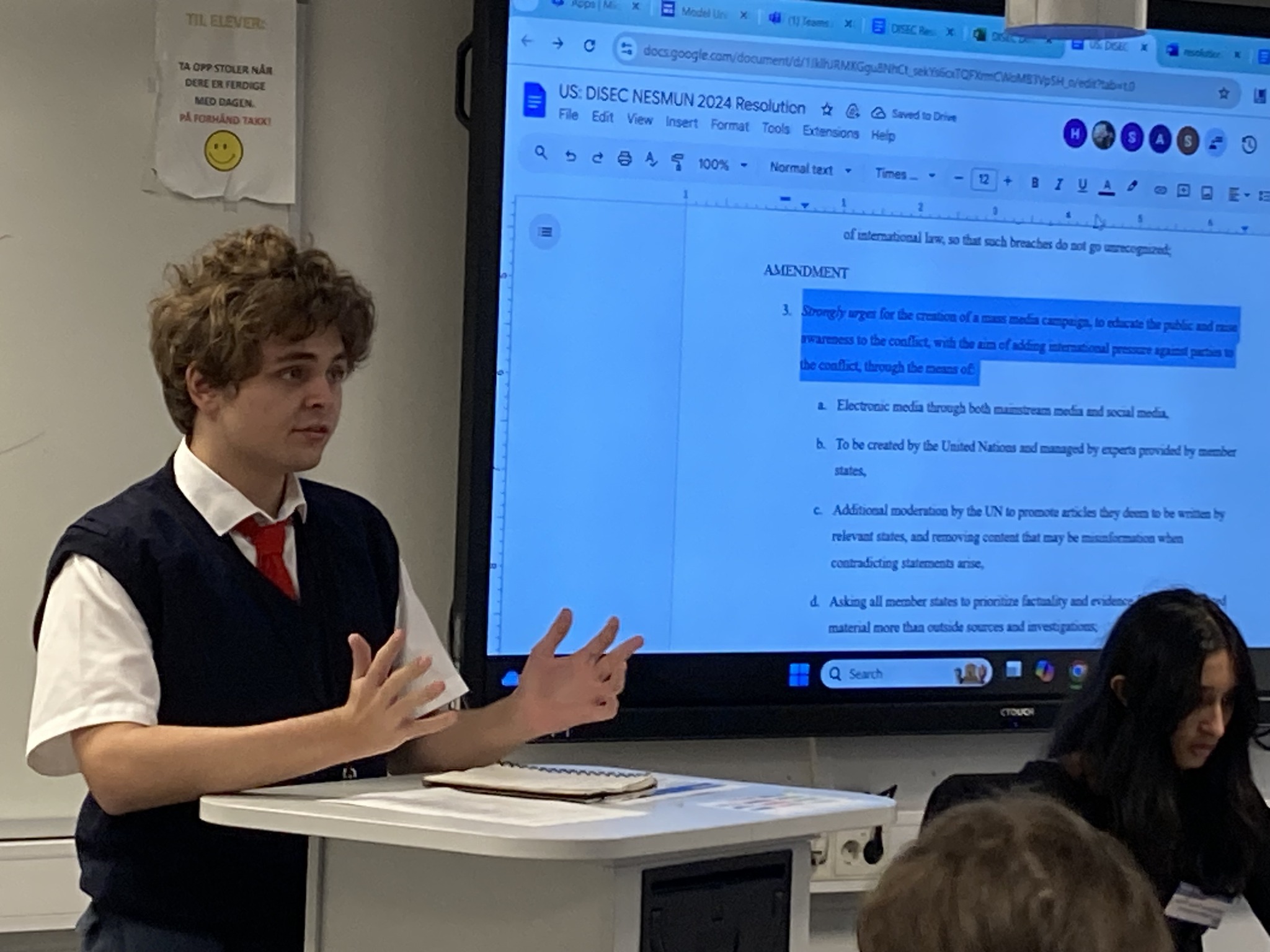 et barn som holder en presentasjon