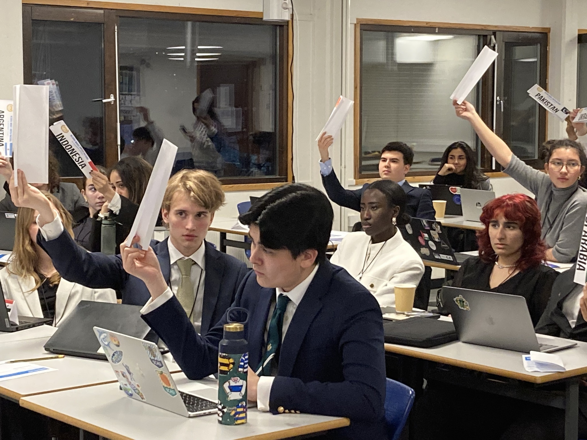 En gruppe mennesker i et klasserom