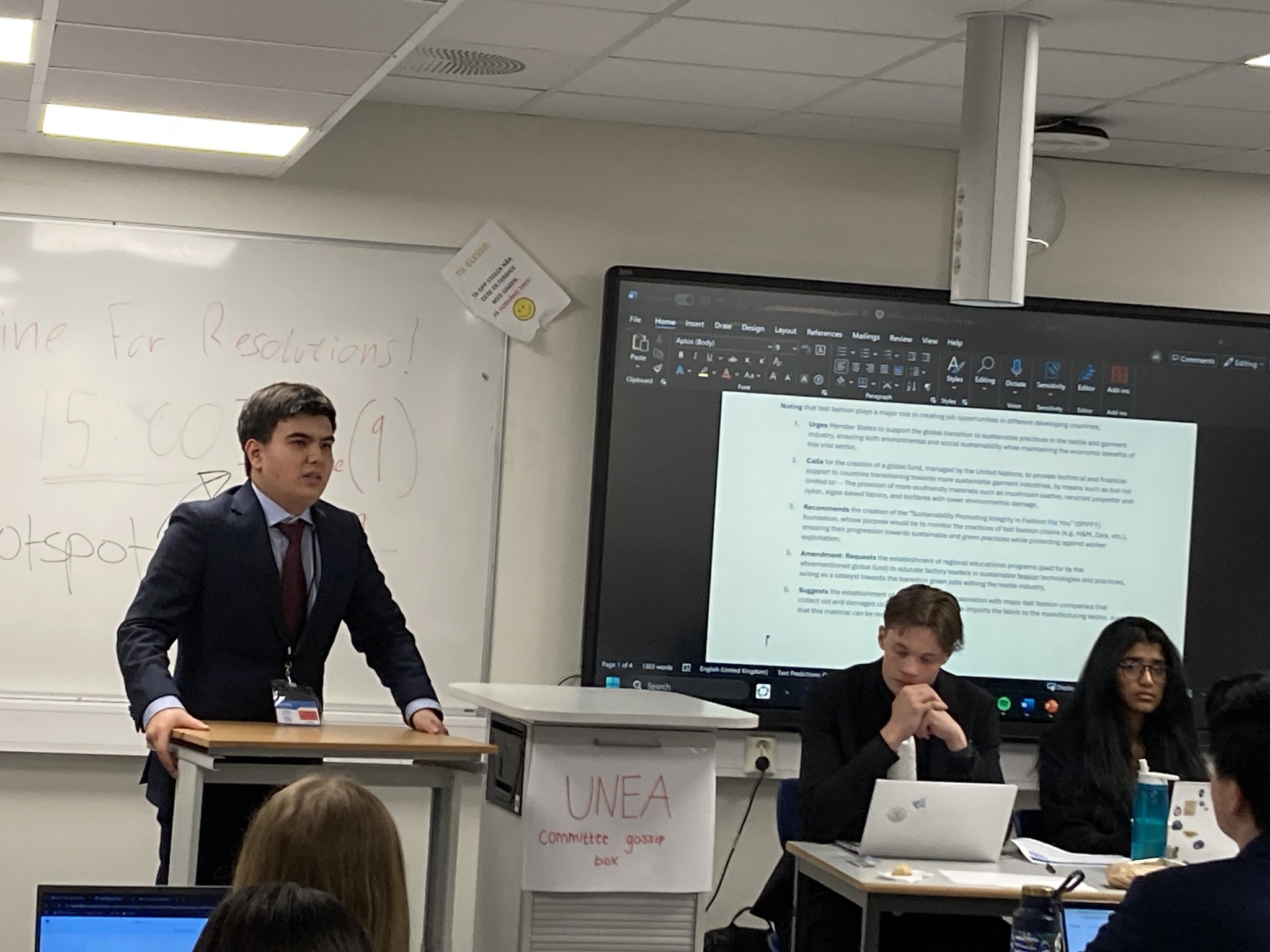 en person som holder en presentasjon