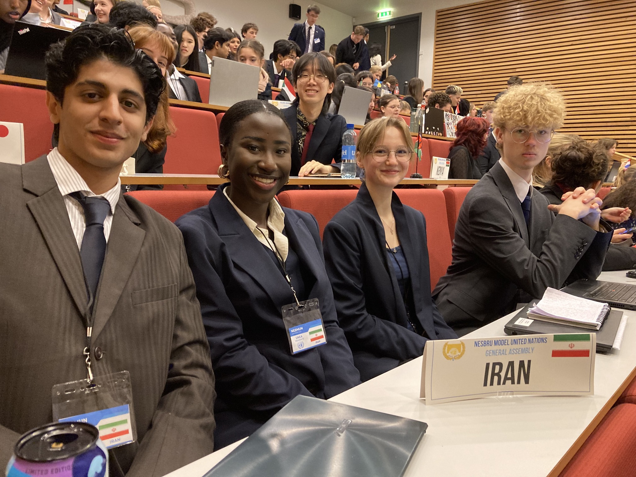 en gruppe mennesker som sitter ved et bord