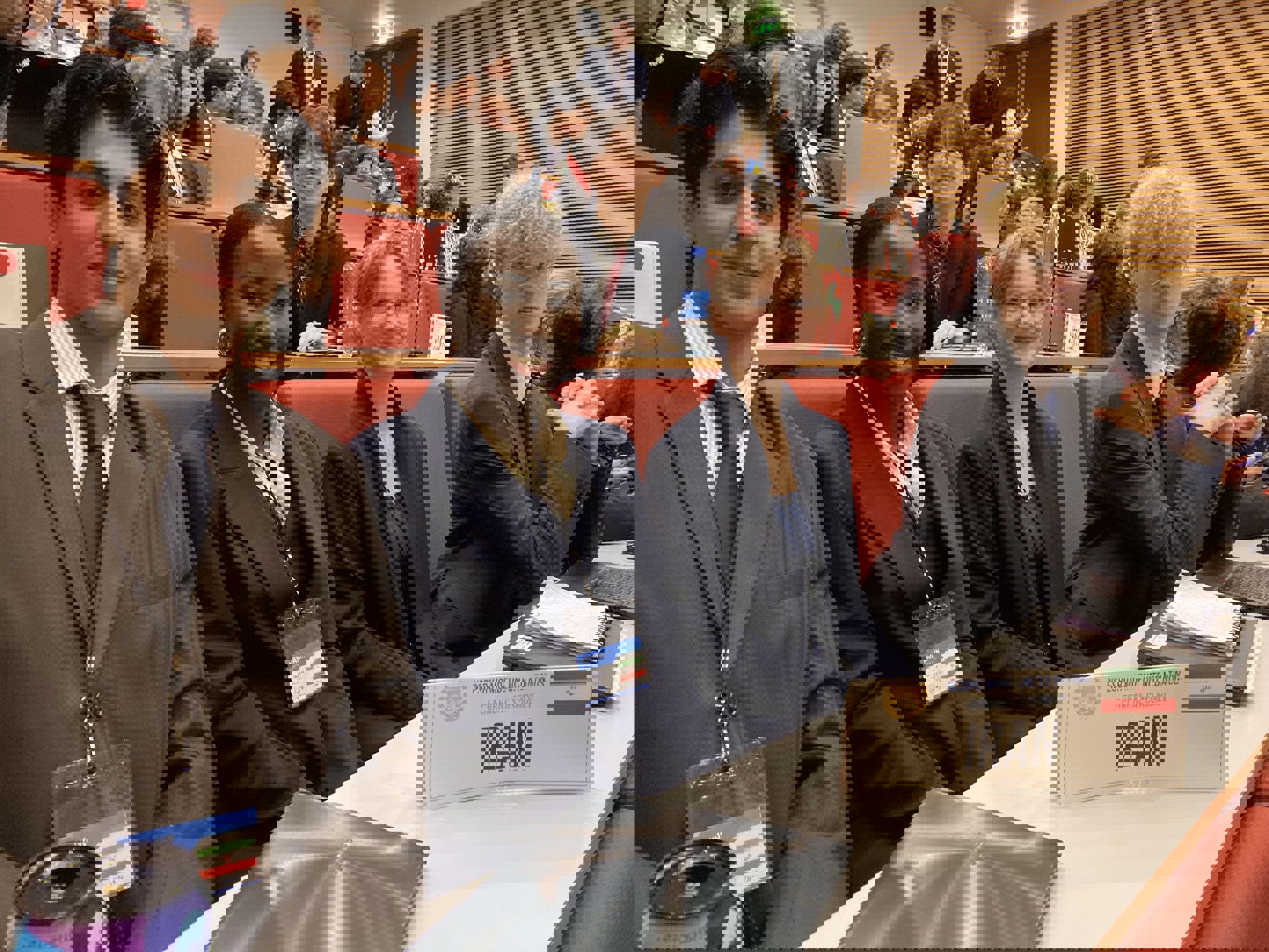 Foto: Julia Kagge en gruppe mennesker som sitter ved et bord