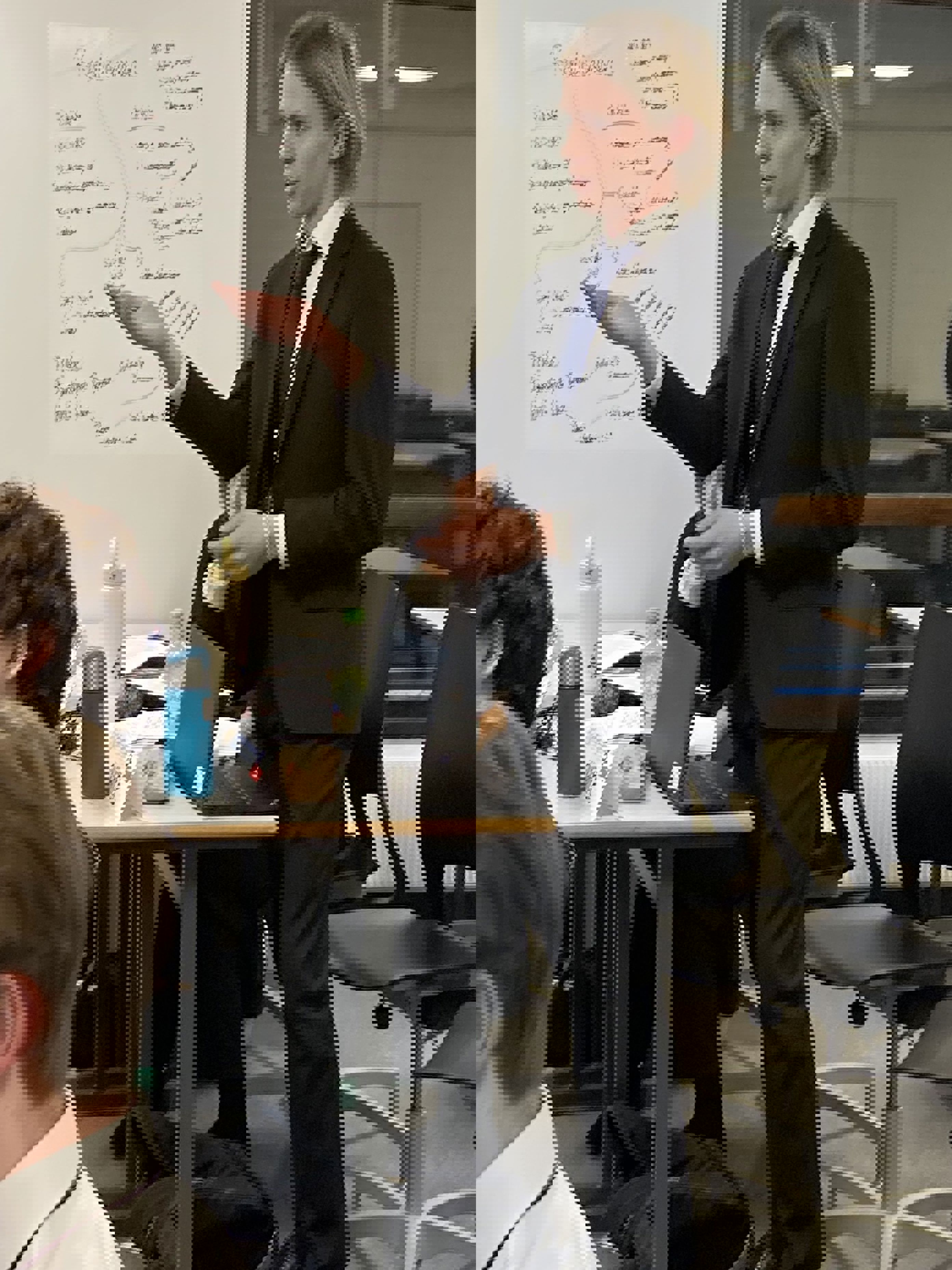 Foto: Julia Kagge en person i dress som peker på en tavle