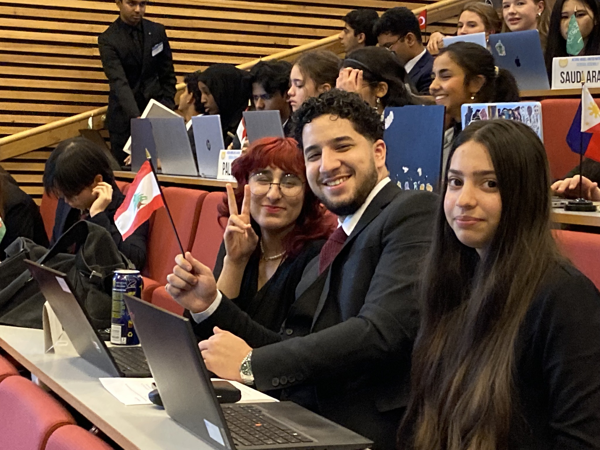 En gruppe mennesker som sitter ved et bord med bærbare datamaskiner