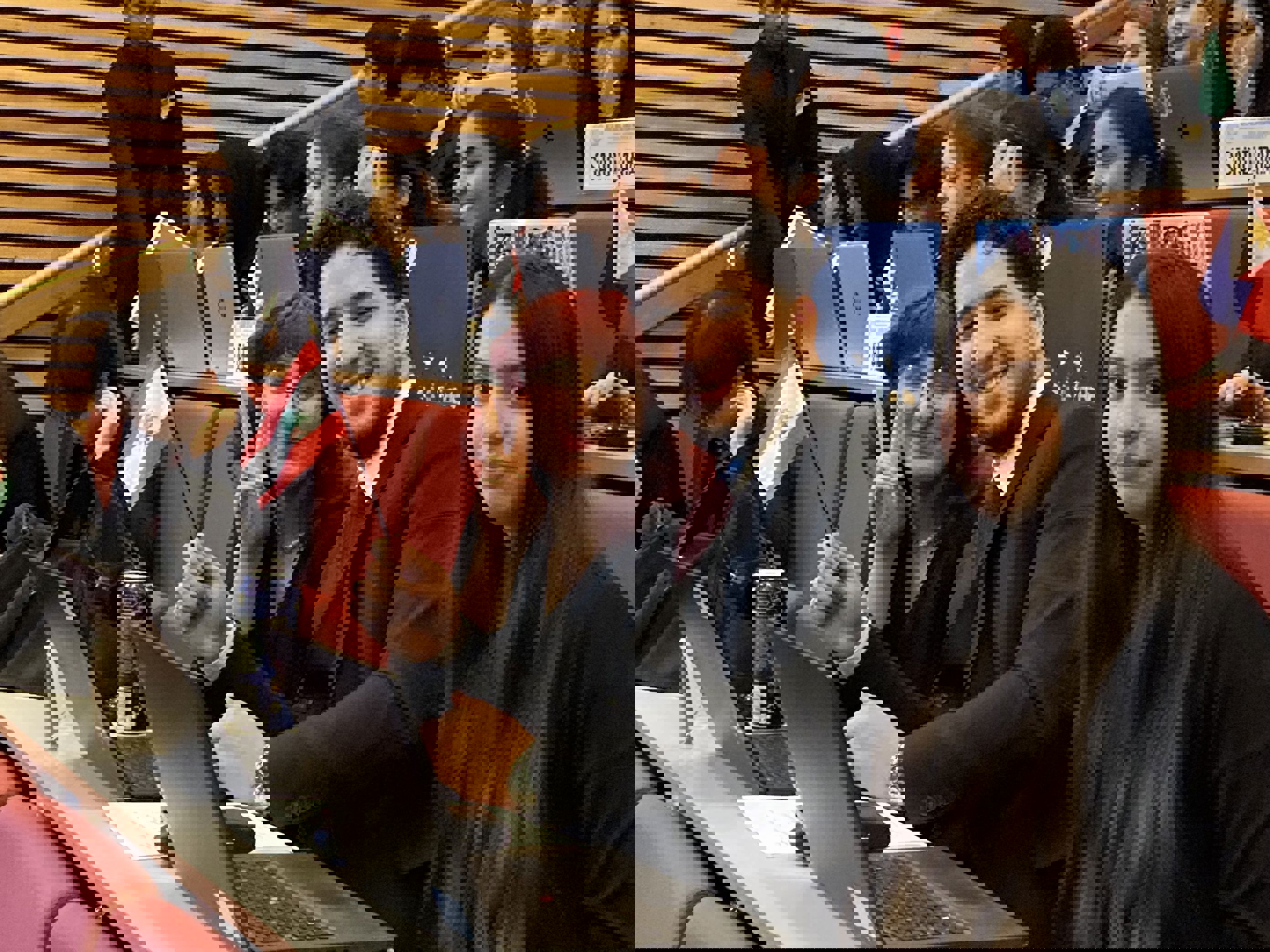 Foto: Julia Kagge En gruppe mennesker som sitter ved et bord med bærbare datamaskiner