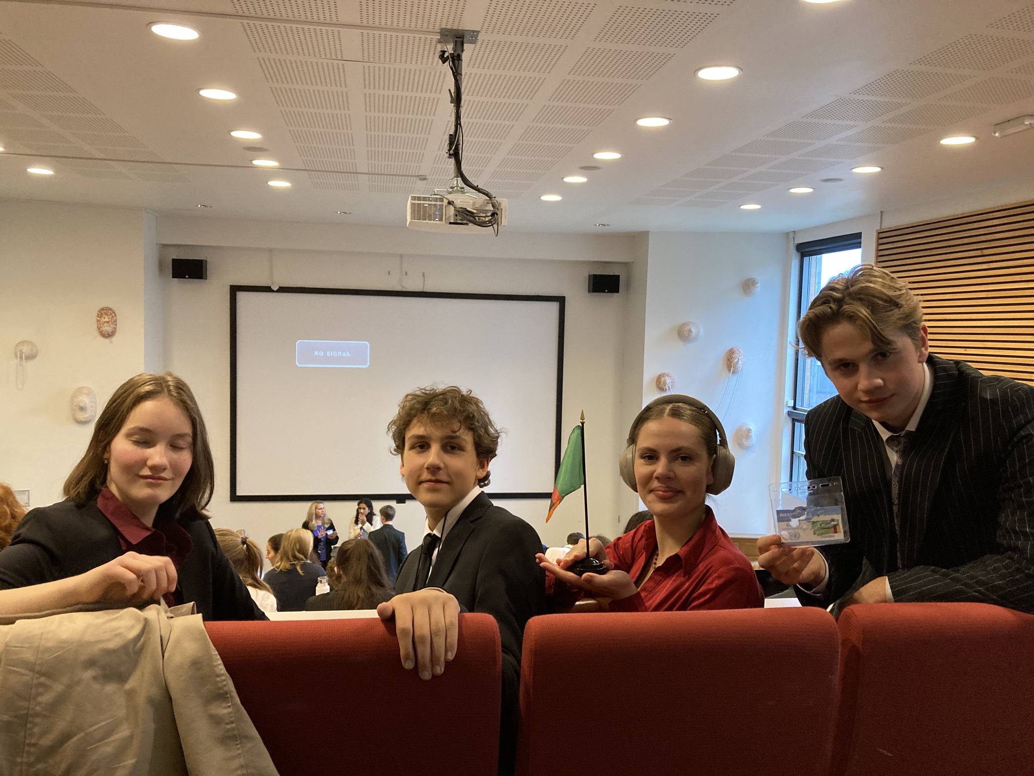 en gruppe mennesker som sitter i et rom