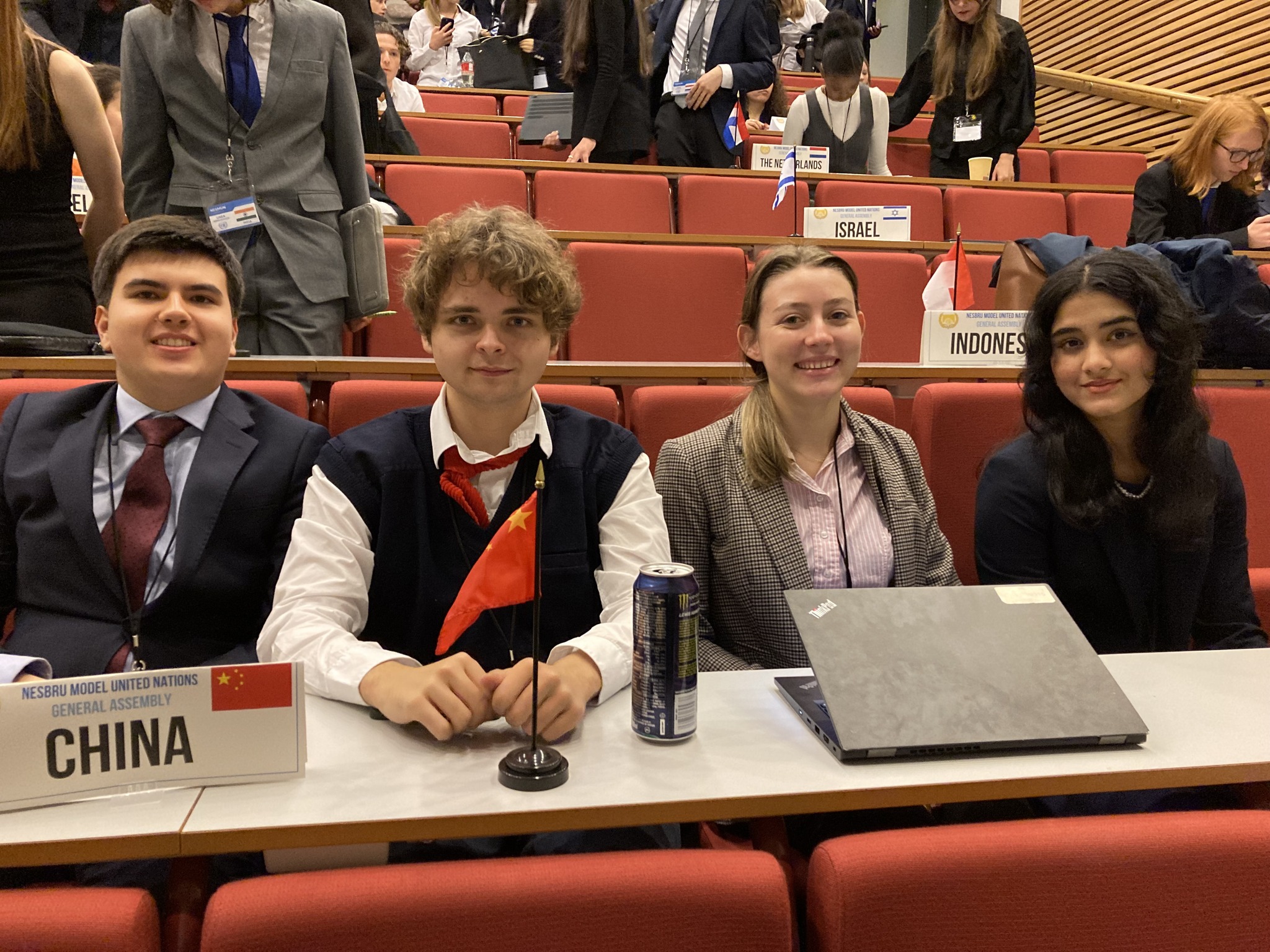 en gruppe mennesker som sitter ved et bord