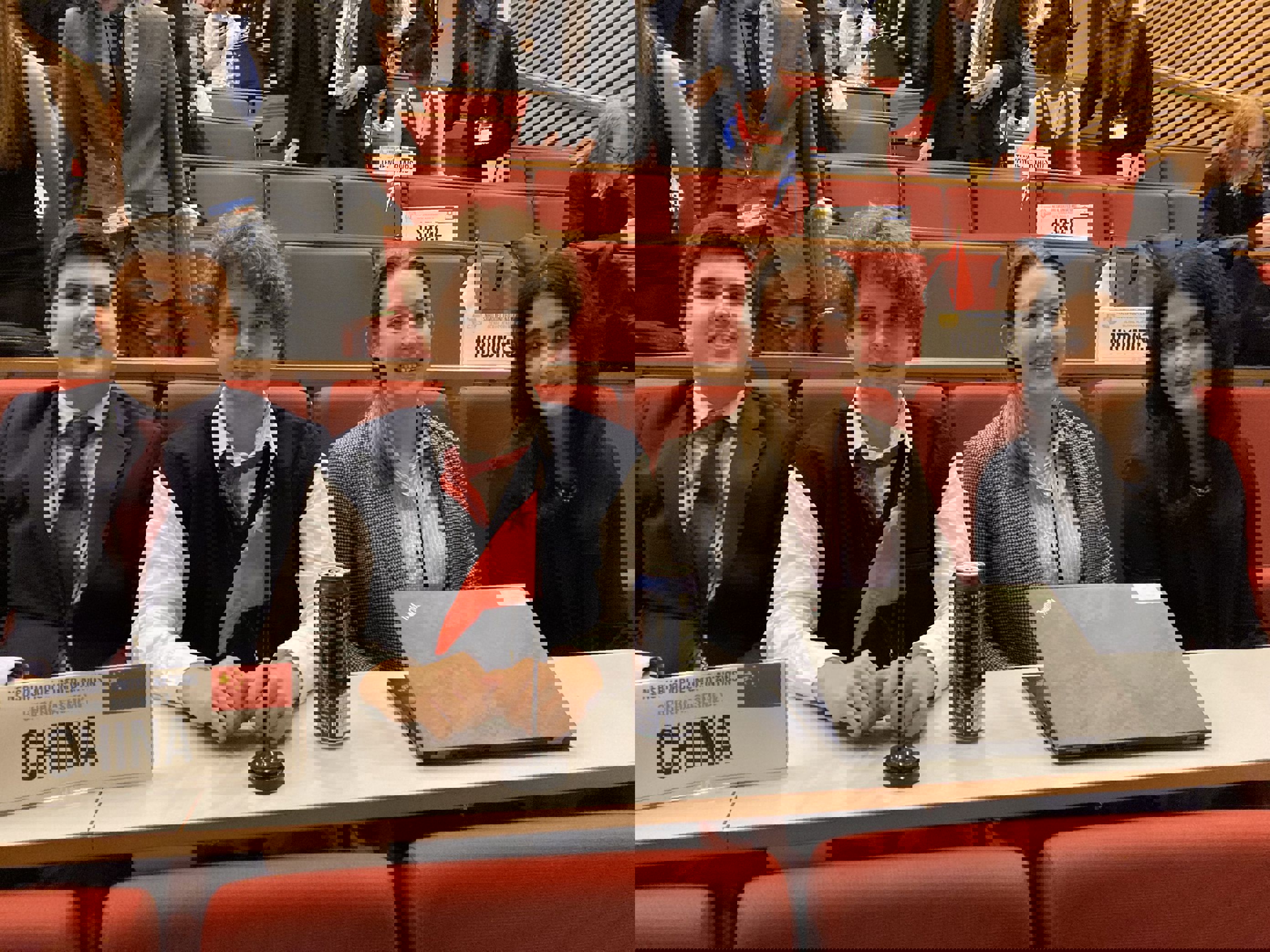 Foto: Julia Kagge en gruppe mennesker som sitter ved et bord