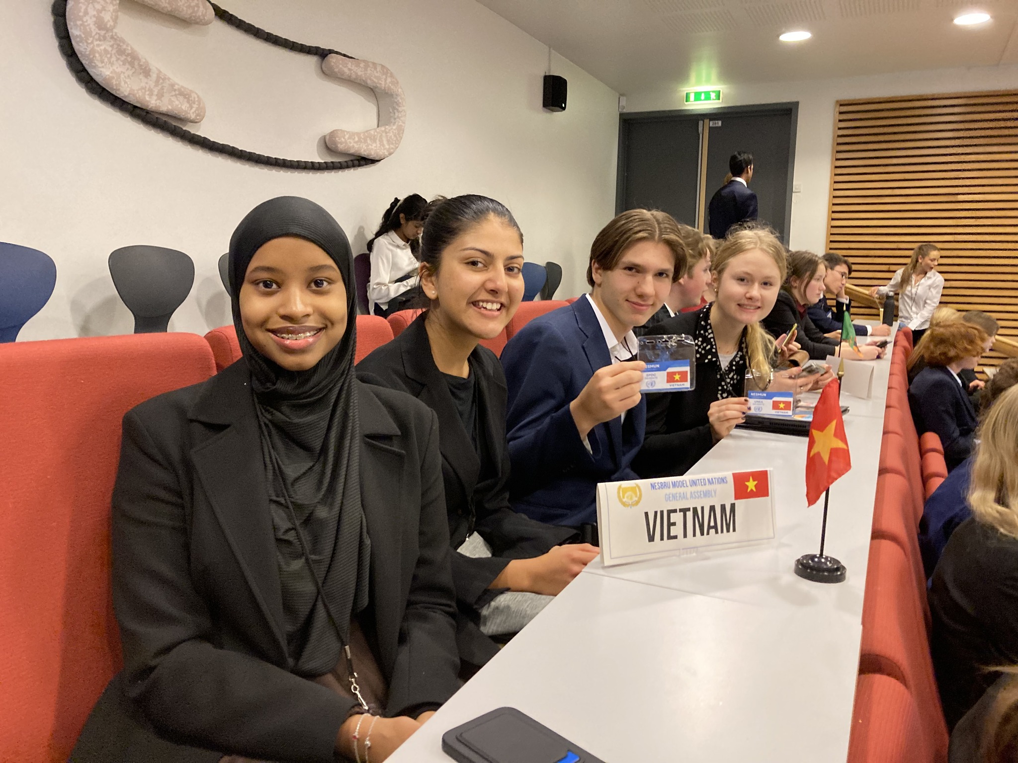 en gruppe mennesker som sitter ved et bord