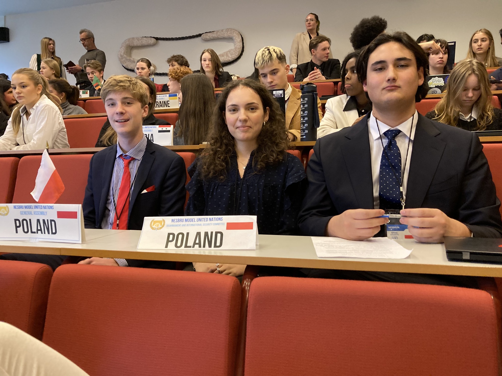 en gruppe mennesker som sitter ved et bord