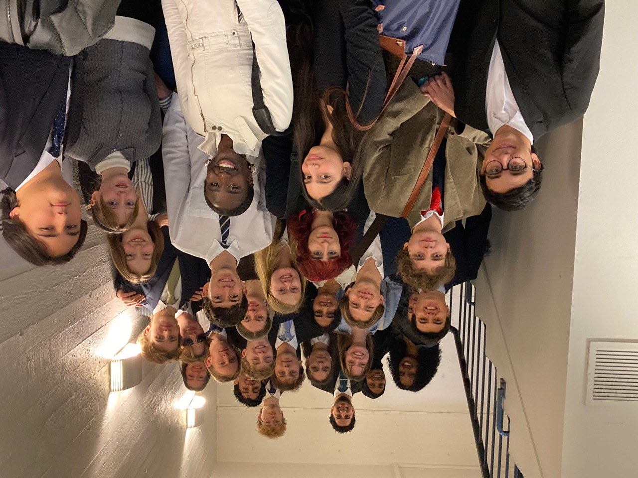 en gruppe mennesker som poserer for et bilde