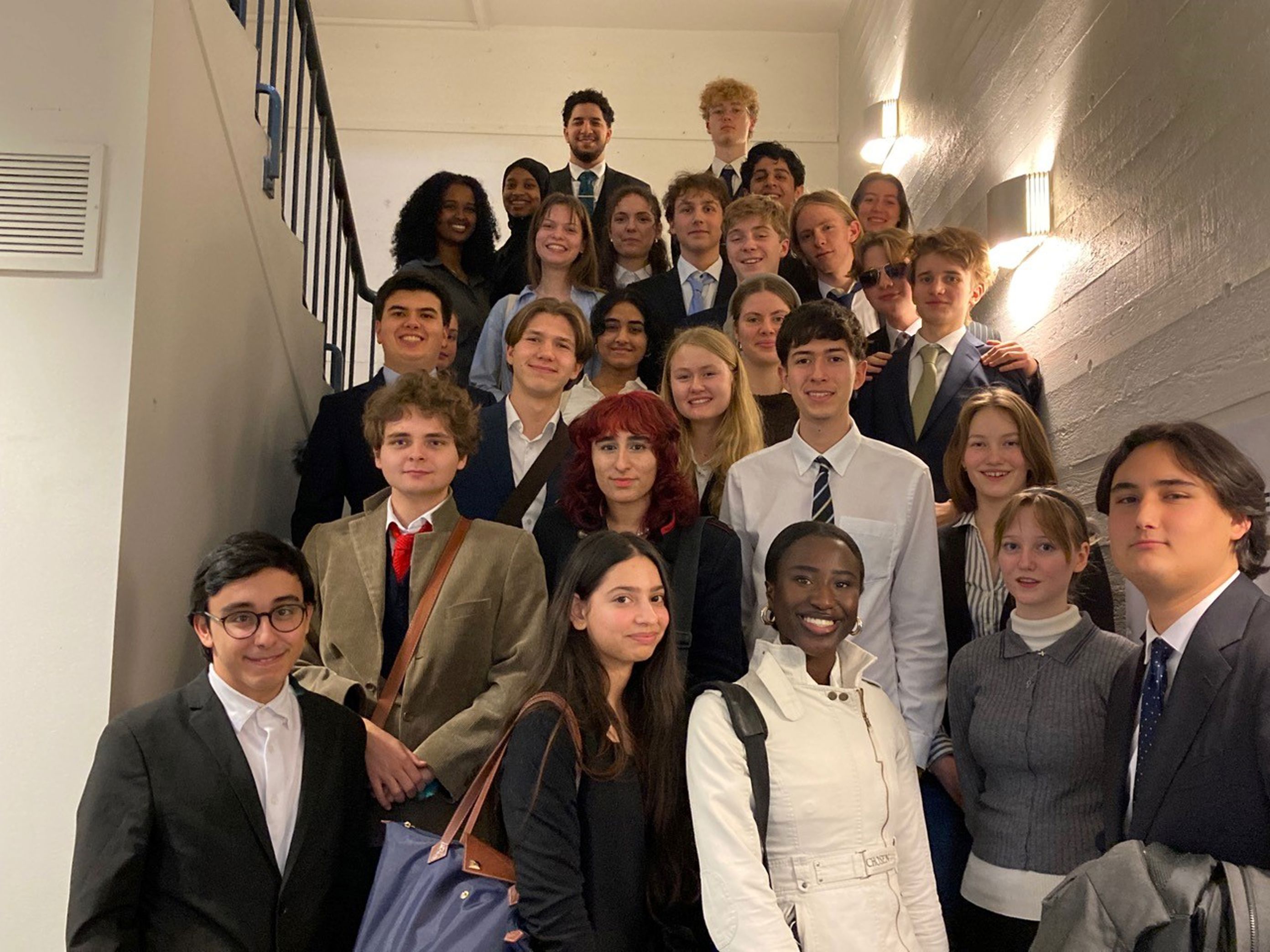 en gruppe mennesker som poserer for et bilde en gruppe mennesker som poserer for et bilde