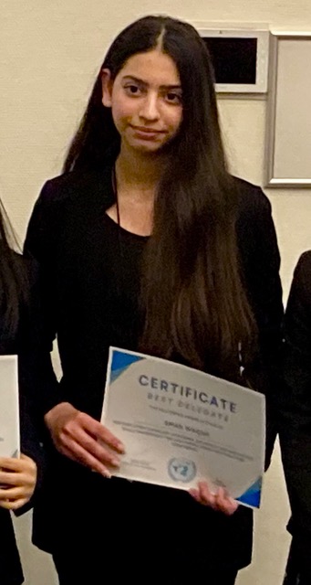 en person som holder et skilt