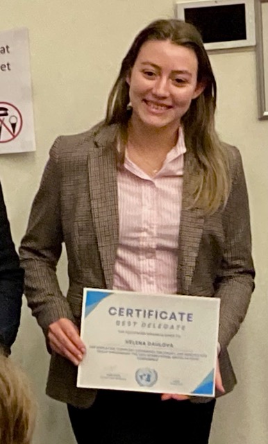 en person som holder et skilt