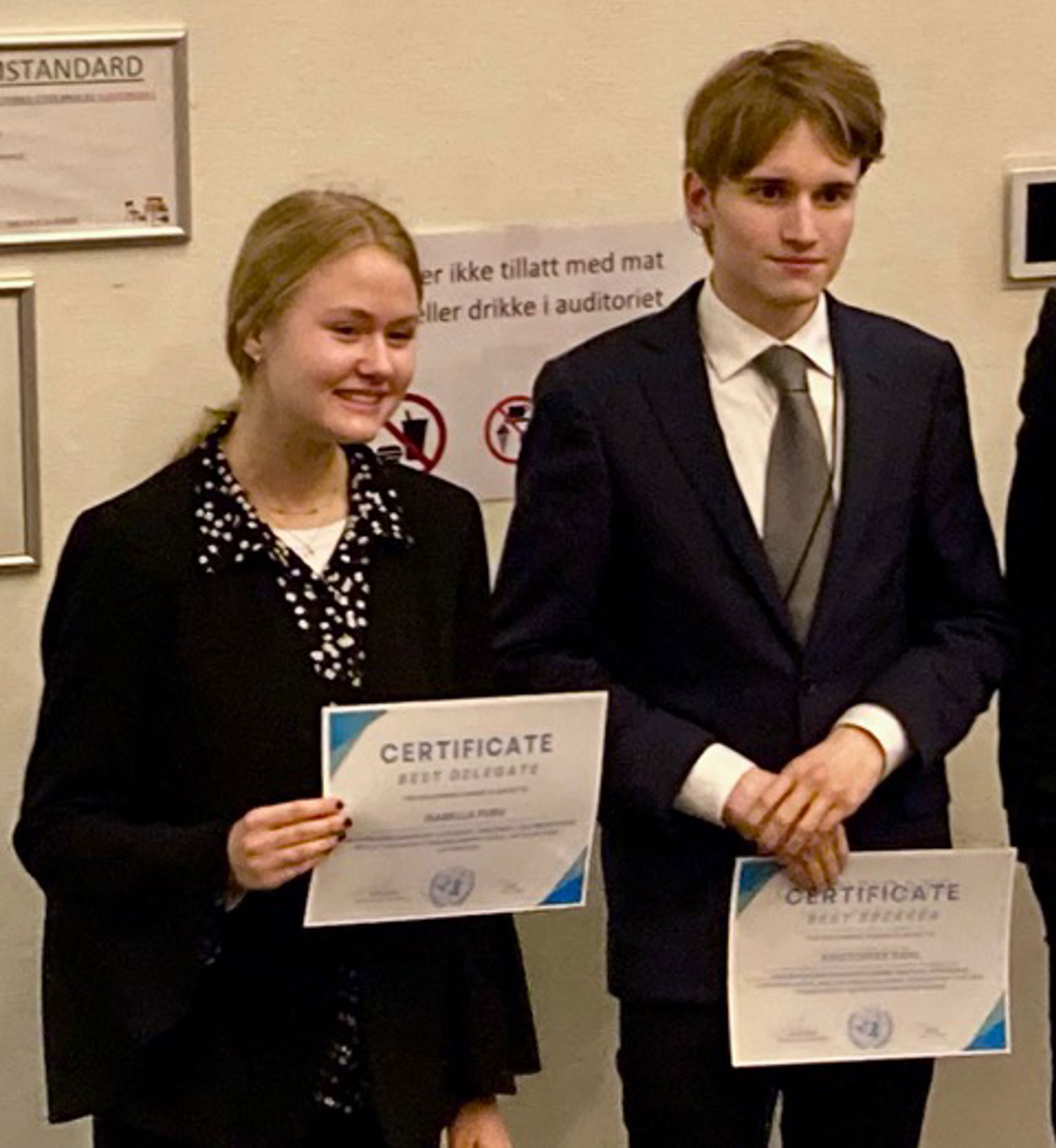 Foto: Julia Kagge en person og en person som har et sertifikat