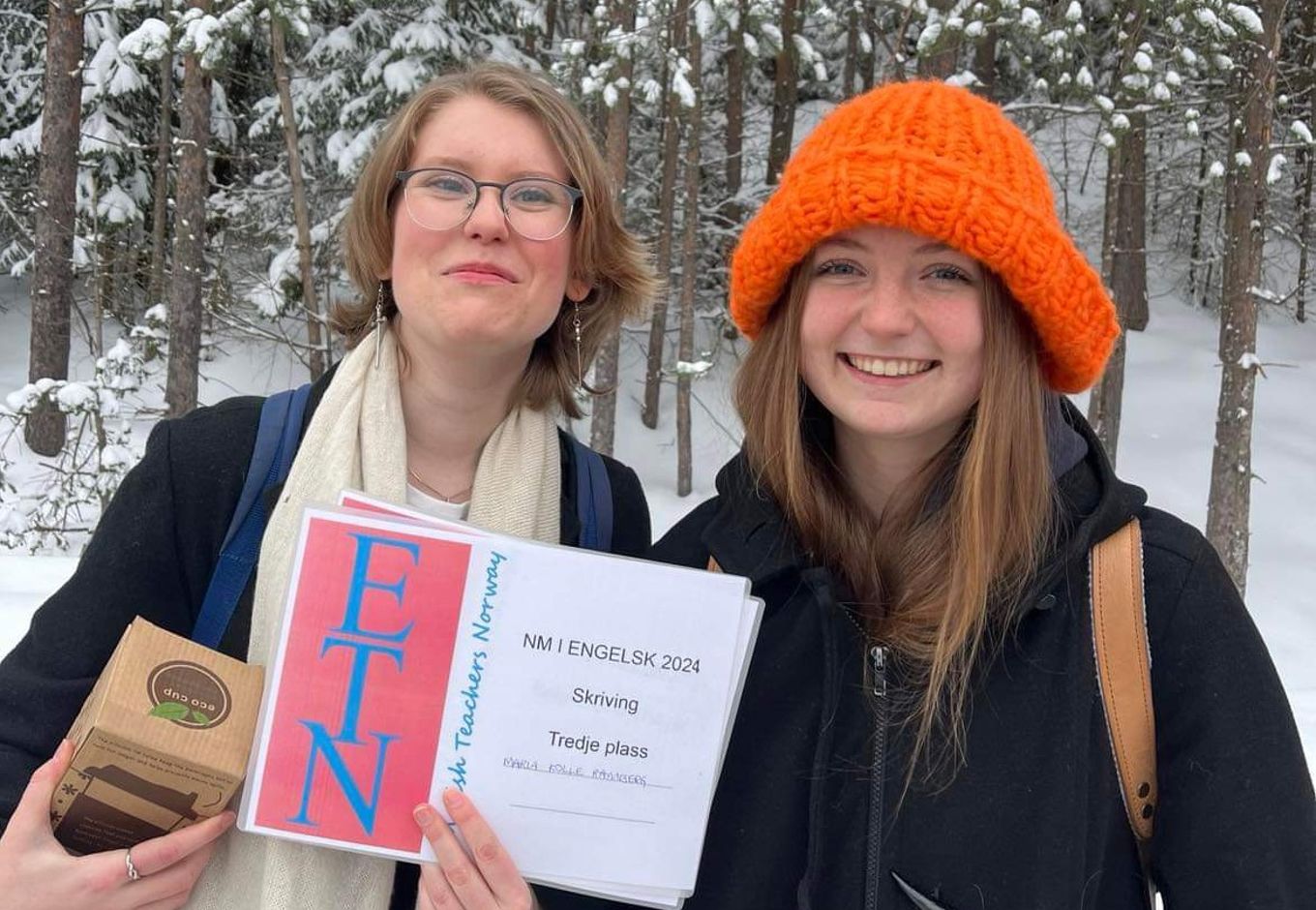 To personr som holder et skilt