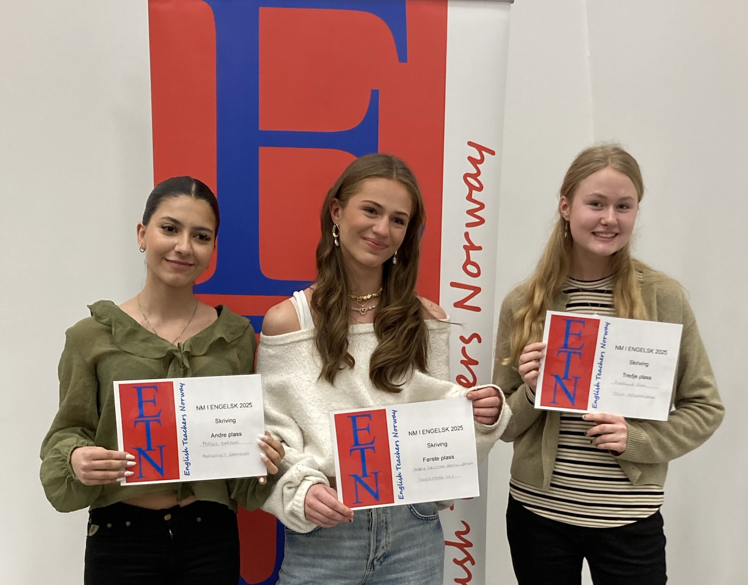 En gruppe personr med sertifikater