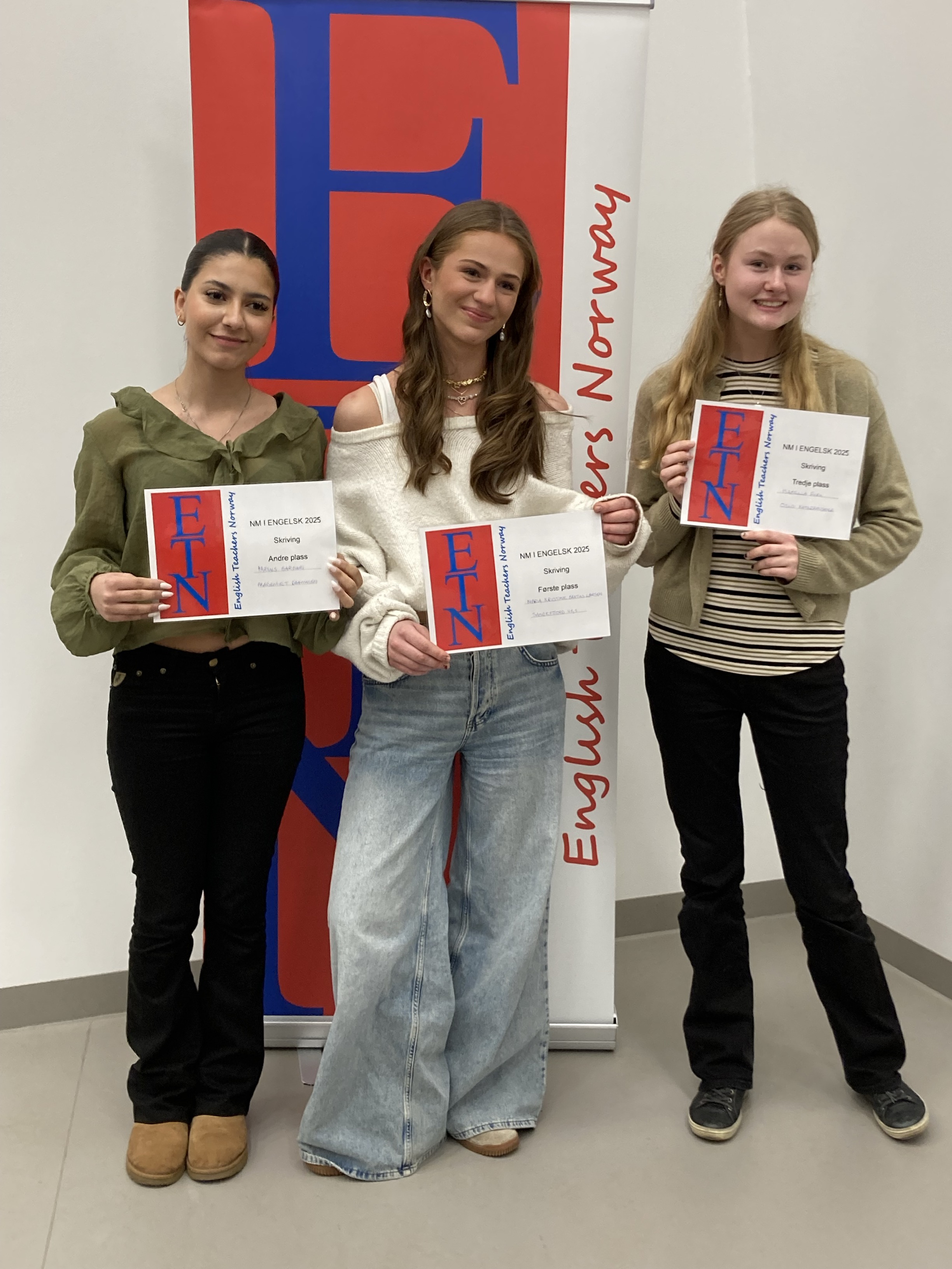 en gruppe mennesker som holder bøker