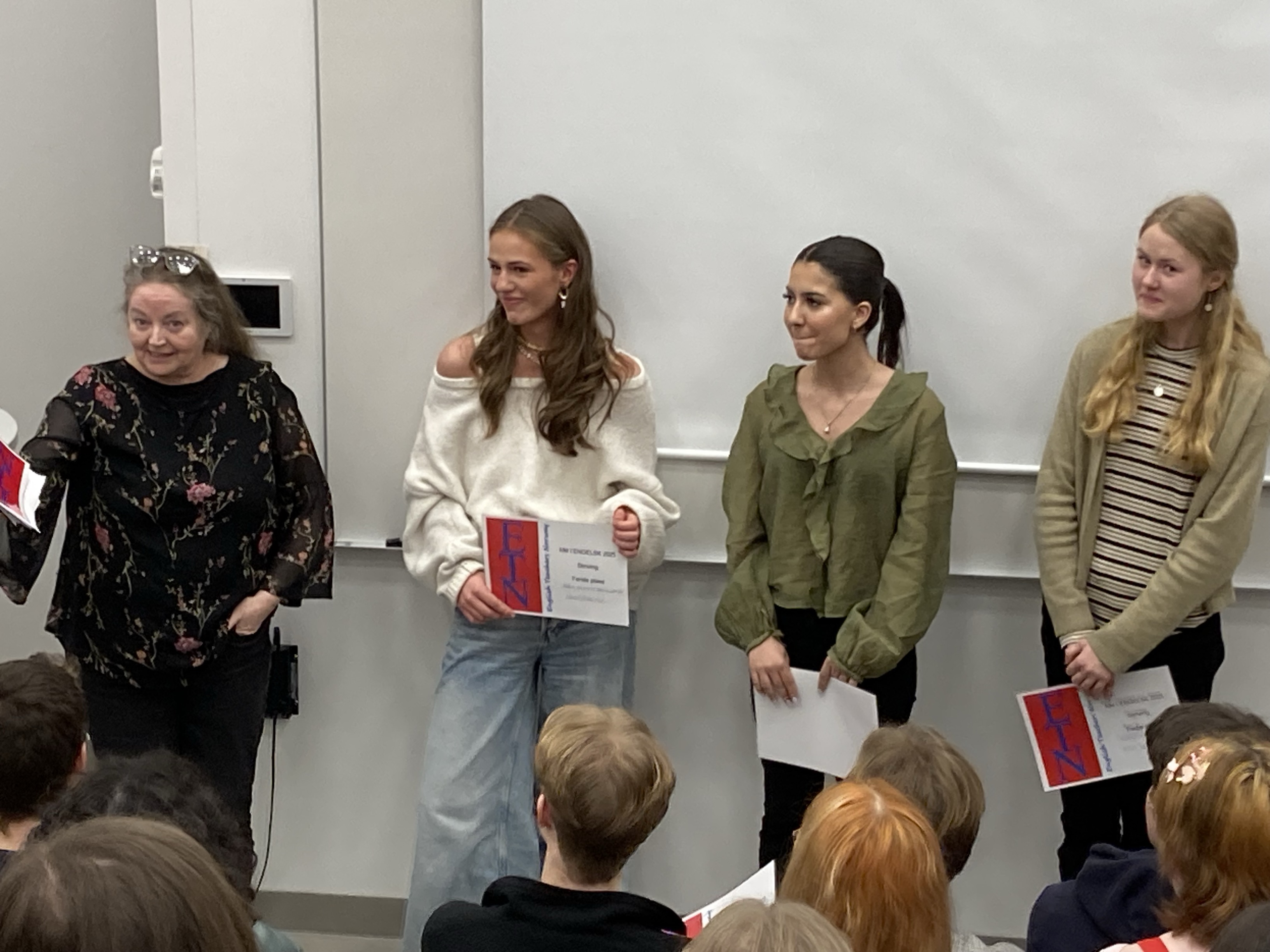 en gruppe personr som står i et rom