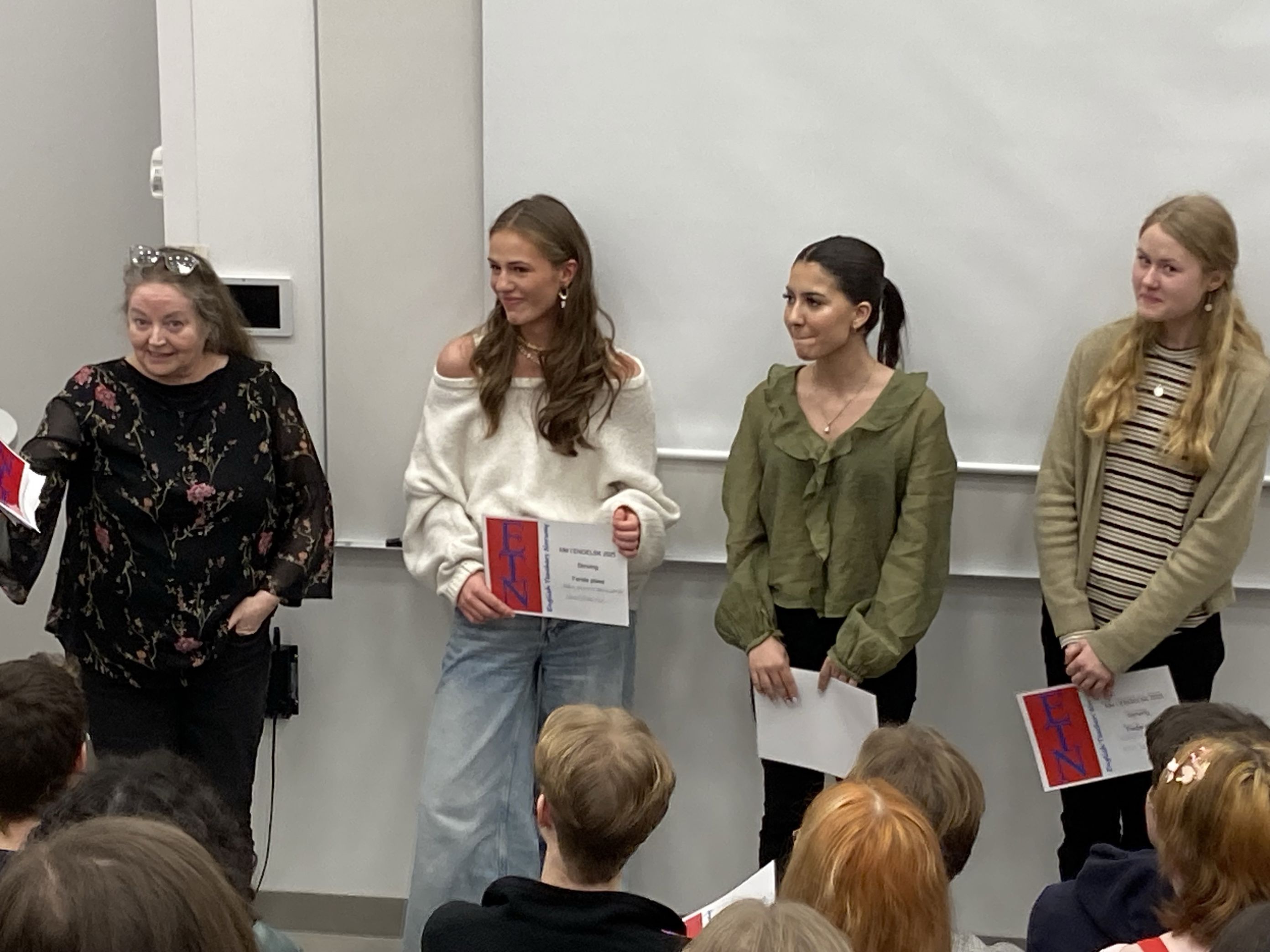 en gruppe personr som står i et rom