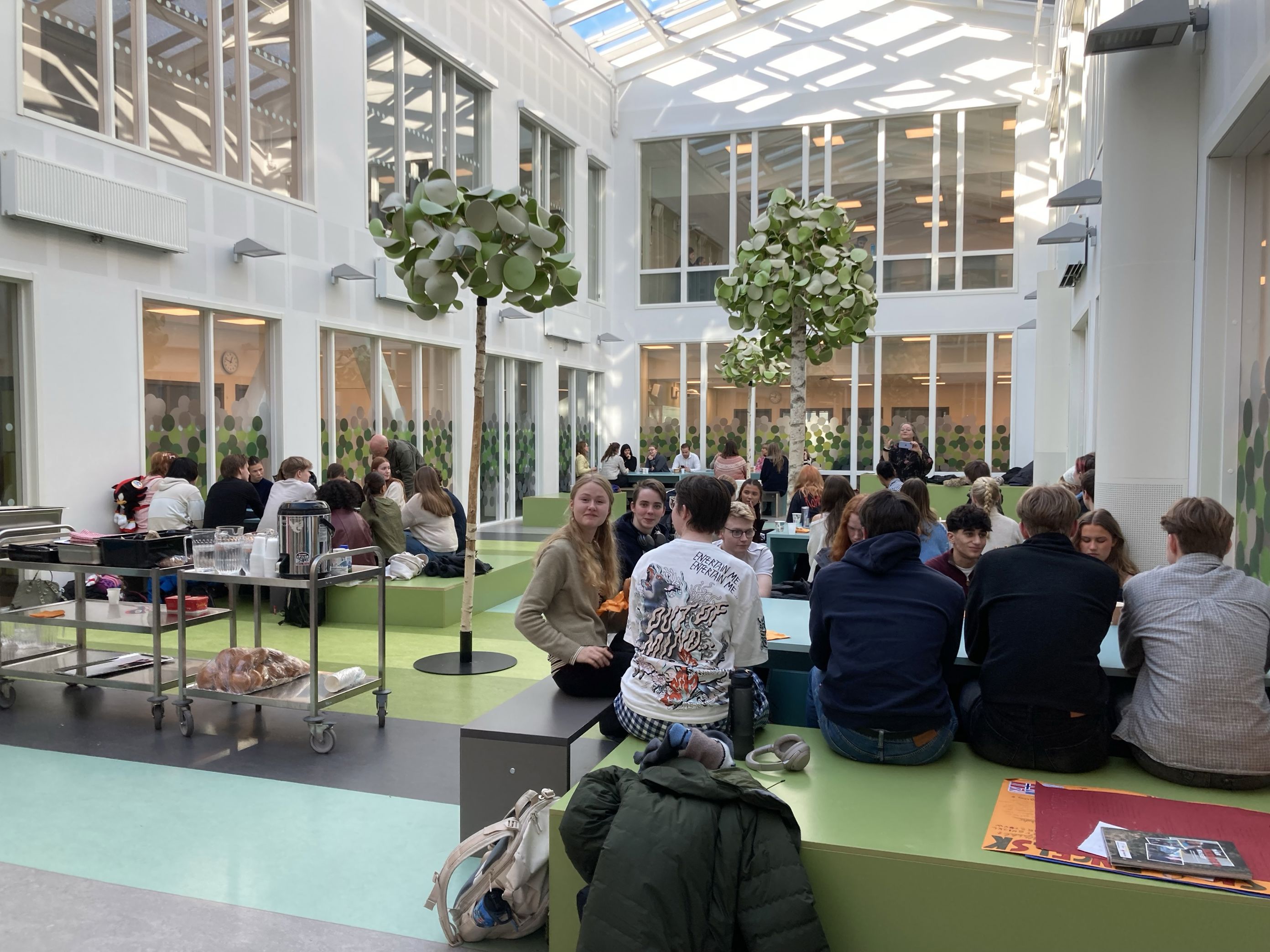 en gruppe mennesker som sitter ved bord