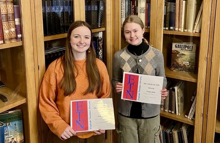 et par personr som holder bøker