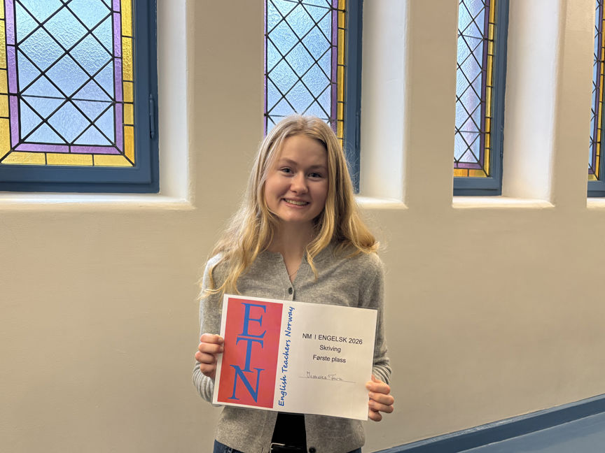 en person som holder et skilt