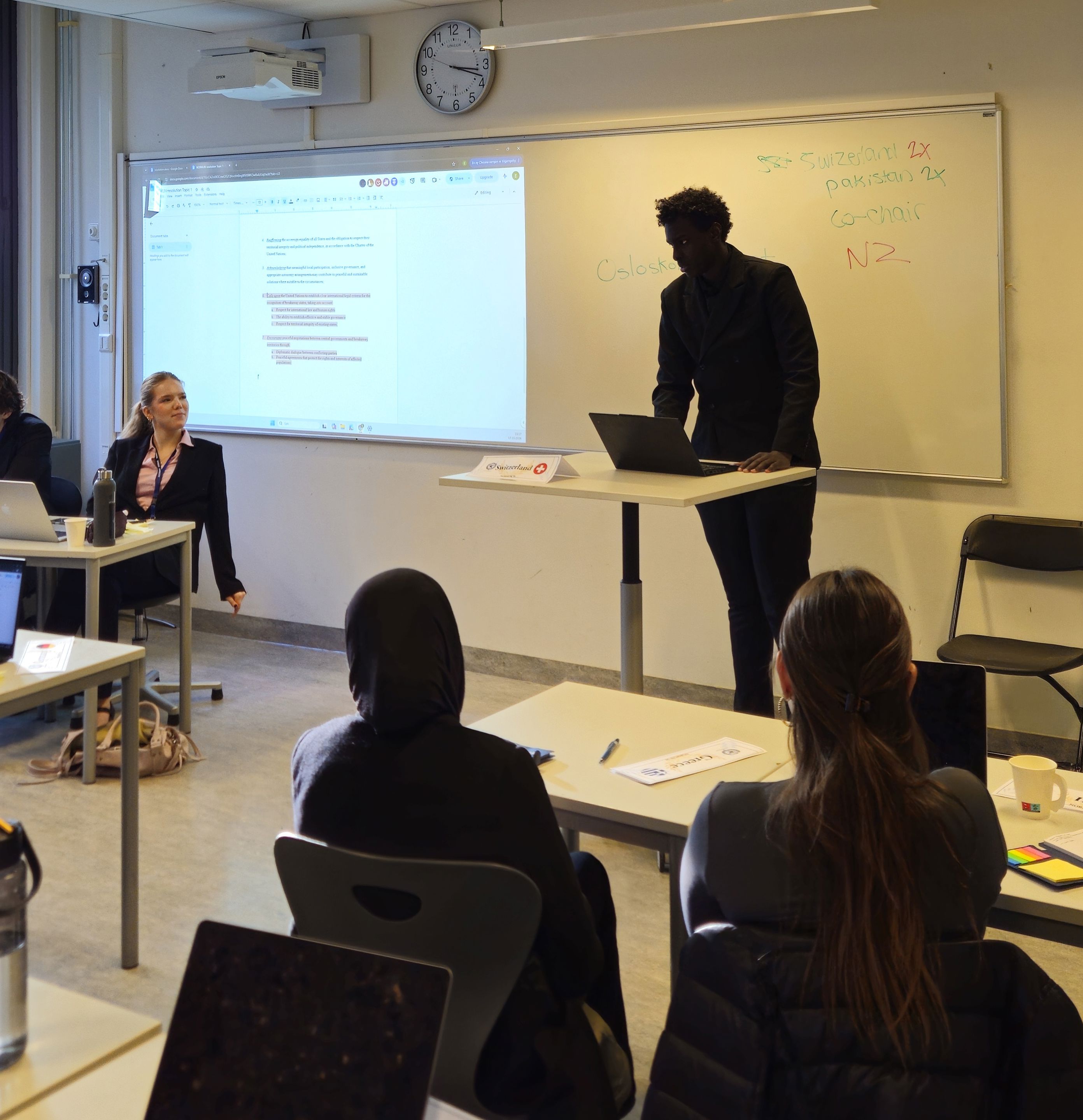 en person som underviser en klasse