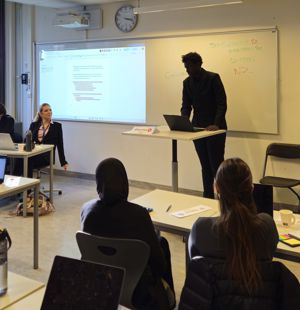 en person som underviser en klasse