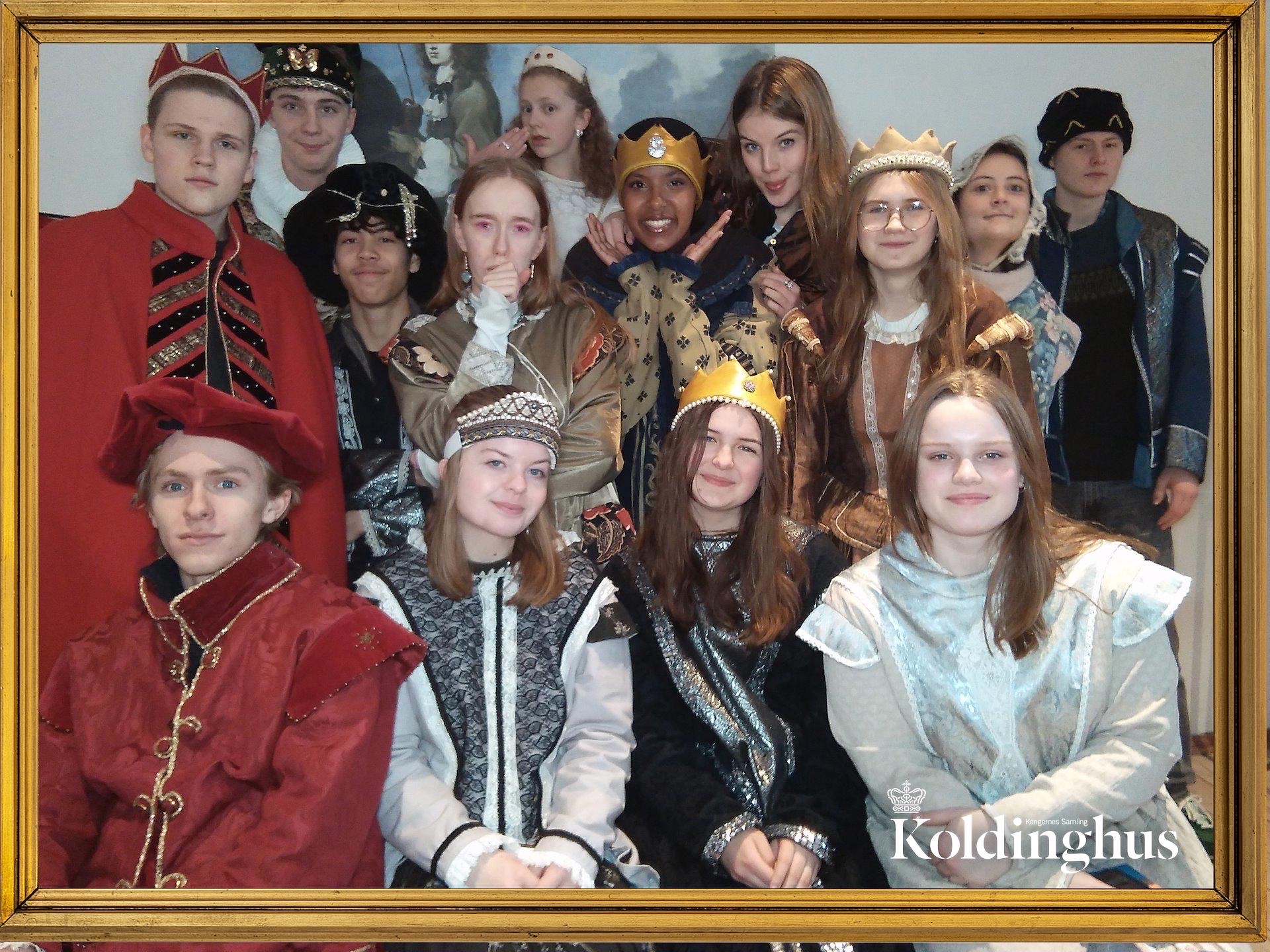 en gruppe mennesker som poserer for et bilde