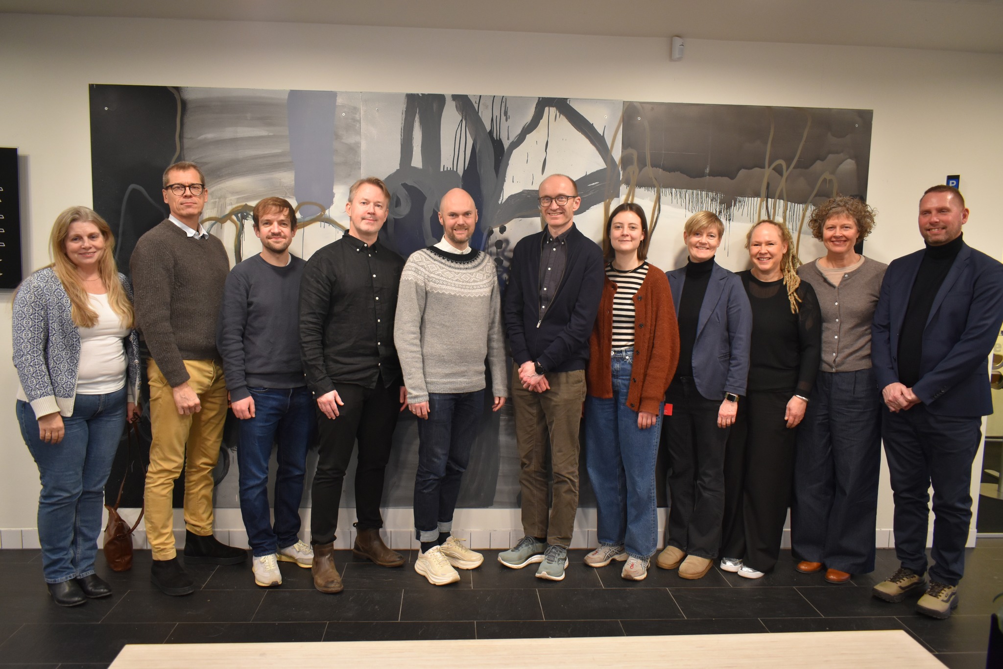 en gruppe mennesker som poserer for et bilde