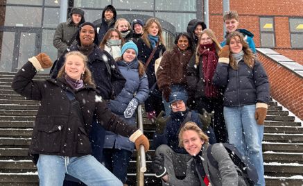 Foto: Erlend Fugleberg Bruaset en gruppe mennesker som poserer for et bilde på noen trapper