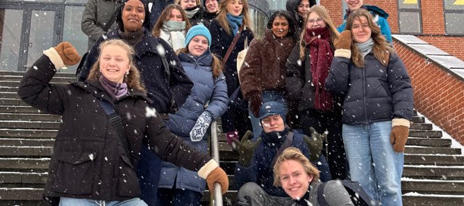 Foto: Erlend Fugleberg Bruaset en gruppe mennesker som poserer for et bilde på noen trapper