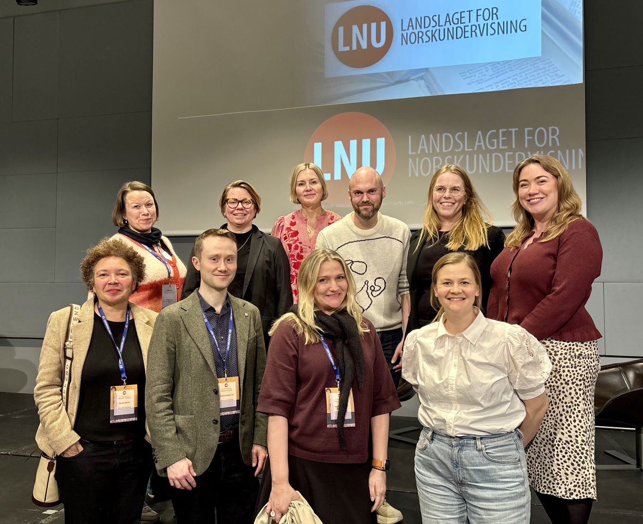 en gruppe mennesker som poserer for et bilde