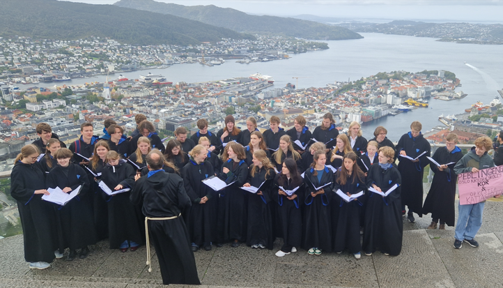 En gruppe mennesker i konfirmasjonskapper